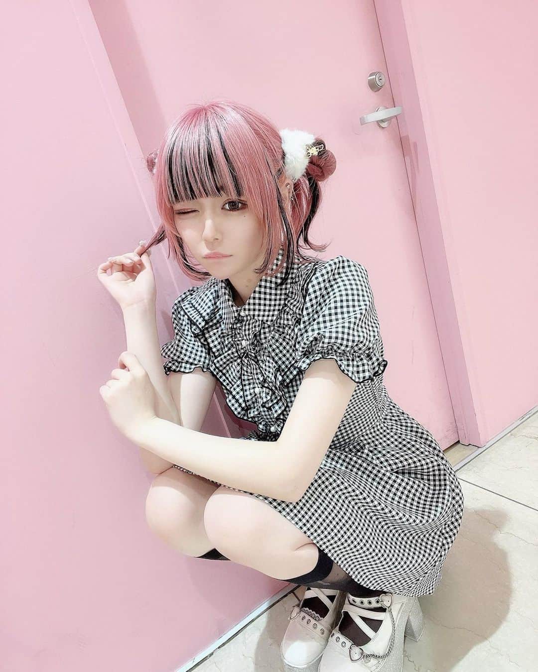 さきちゃんのインスタグラム：「ㅤㅤㅤㅤㅤㅤㅤㅤㅤㅤㅤㅤㅤギンガムチェック、とてもすき(^_−)−☆ #ankrouge #アンクルージュ #大宮アルシェ #大宮 #大宮駅 #地雷女 #地雷系女子 #量産型ヲタク #隠しきれないヲタク #コンカフェ嬢 #アイドル #ジャニヲタ #自撮り界隈 #ピンクヘア #ピンク髪 #姫カット #インナーカラー #ギンガムチェック #春服コーデ #ブラックコーデ #アパレル店員 #いいね返し #自発ください」