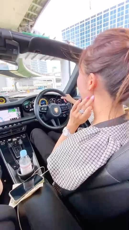 CHIAKIのインスタグラム：「. . . . .  女子会🚗♡  髪ボサボサになりながら オープンして走る💨  気持ちの良い季節が ずっと続けばいいな〜♡  #drive #ドライブ #能勢」