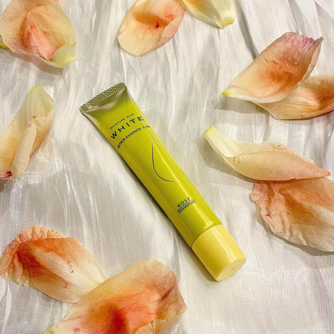 のインスタグラム：「2023.05.28 #skincare 🕊 * 〖 モイスチュアマイルド ホワイト リペアエッセンス C100 　 (医薬部外品) 〗 . . 2023年5月22日に発売された モイスチュアマイルドシリーズの新商品🍋 . 話題になった モイスチュアマイルド ホワイト パーフェクトエッセンス と同じブランドで、併用も出来るよ👌´- . . しっかり効果の医薬部外品🌟 有効成分は、 ▫️ビタミンC誘導体(美白) ▫️トラネキサム酸(消炎) ▫️グリチルリチン酸ジカリウム(消炎) の3種‪🫶🏻🤍 それから ナイアシンアミドBG(保湿)も配合❕🫧 . . 肌なじみが良くて ビタミンCが配合されてるのに 使用後まるでべたつきが無くて使いやすいんだ🎗 . とっても優しい使い心地で毎日使ってもノンストレス‪‪❤︎‬ . 強い紫外線を浴びる季節だから 毎日しっかり美白ケアしないとねっ🩰 . . しかもこれだけ嬉しい有効成分が入ってて 価格も税込 ¥1,078 と超最強コスパ👛💕 . . 紫外線の影響は日焼けやシミの原因だけじゃなくて ハリ・弾力の低下、乾燥、しわやたるみも引き起こすから しっかり対策とケアしてあげるのが大事だよ🥹 . とってもオススメなので是非使ってみてね！！🪄 . . . #モイスチュアマイルドホワイトリペアエッセンスC100 #マジレボモニター_モイスチュアマイルド #モニター #モイスチュアマイルド #美容液  #ビタミンC #ビタミンc誘導体 #トラネキサム酸 #グリチルリチン酸ジカリウム #ナイアシンアミド」