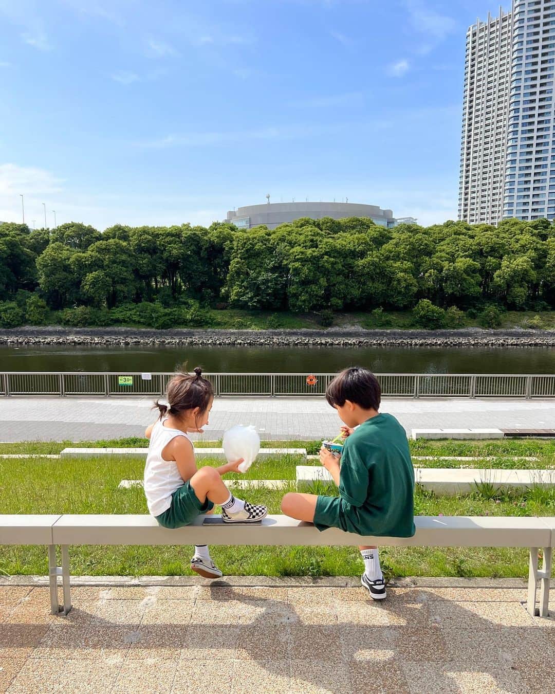 春名亜美さんのインスタグラム写真 - (春名亜美Instagram)「昨日は楽天グループが主催する、日本初の新たなスケボー大会 「UPRISING TOKYO Supported by Rakuten」に行ってきました🛹  なんだかんだで長男もスケボーを始めてもうすぐ２年。  長男がスケボーを始めるきっかけとなった @yutohorigome くんの滑りをついに生で見ることが出来ました🥺 プロの方々の滑りはさすがレベル違いで圧巻。  @gunsooo さんのyoutubeで見てから、かっこいい子だなぁと思っていた、 @kairi.netsuke くんも生で見れて、多分私が1番喜んでました←えw  1番最後の動画は長男が初めてスケボーに乗った日から、1年後までのをまとめたリール🎞️  昨日の大会を見て、息子のスケボー熱がまた熱くなったようです😊  #skateboard #堀米雄斗 #根附海龍 #スケボー #uprisingtokyo」5月28日 21時15分 - amiharunaami