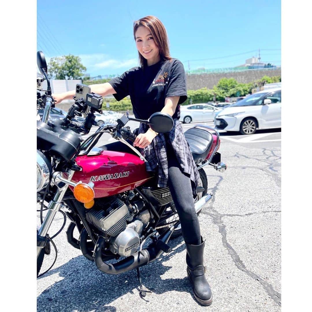 ほのかのインスタグラム：「ハーモニーチャンネルアップされました☑️  @zeppan_uematsu さんのところへ行って、新たな旧車バイクに跨ってきました~ "ハーモニーチャンネル" で検索してみてね👀🔍  そして明日5月29日(月)発売する 「絶版バイクFAN Vol.16」 載ってます🏍️ ぜひチェックしてね☺︎☺︎」