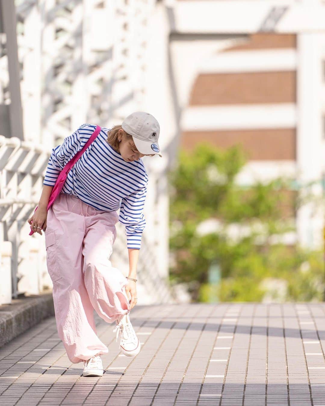 FUDGEのインスタグラム：「‣ ‣ ‣ FUDGE FRIEND SNAP FUDGE20周年を記念したオーディションで選ばれた7人のFUDGE FRIEND。彼女たちのリアルなセルフコーディネートを紹介する、FUDGE.jpの“おしゃれさんの毎日コーディネート”連載から、初夏にぴったりの「ボーダーTシャツ」を使ったスタイルをピックアップ。  vol.104_FUDGE FRIEND UMI（ @umi_fudge ) 『ブルーとピンクの組み合わせがグッド』 トレンドのカーゴパンツは、くすみピンクならカジュアル過ぎず可愛いさをプラスできる！さらにトートバッグもピンクをチョイス。ブルーのボーダートップスでコントラストをつけると、ピンクの愛らしさがより一層際立って◎。  vol.099_FUDGE FRIEND riko（ @riko_fudge ) 『オールインワンから覗くボーダーが可愛い』 爽やかな真っ白のオールインワンは、胸元からボーダーを覗かせて奥行きをプラス。鮮やかなオレンジを選んでチャーミングに仕上げました。このオールインワンは、袖を腰で巻いてボトムのように着こなすのもおすすめ。  vol.109_FUDGE FRIEND 田中真里奈( @marinatanaka_fudge ) 『ボーイッシュに着こなしたモノトーンスタイル』 トップスとボトムは、ゆとりのあるサイズ選びで男の子っぽく仕上げた、自分的には珍しいカジュアルなスタイリング。パーカーの胸元と袖口から見えるボーダーが、ラフな雰囲気をプッシュ。夫と兼用のパンツは、ゆったりとしたシルエットがお気に入り！  FUDGE FRIEND 個人公式アカウントもフォローしてね‼︎ riko @riko_fudge  ⁡田中真里奈 @marinatanaka_fudge  ⁡うさみ @usami_fudge  ⁡ako @akochiii_1_fudge  ⁡UMI @umi_fudge  ⁡大島花菜 @hanaoshima_fudge  ⁡鈴木楽々 @larara412_fudge   - - - - - - - - - - - - - - - 『FUDGE』2023年６月号の特集は『NEW PARIS GUIDE 旅行誌じゃ教えてくれない、とっておきのパリガイド』なにせ見所の多いパリの街。 全国の書店、コンビニ、webで人気販売中です！◎ ぜひ最新号をゲットして @fudge_magazine をタグ付けしてくださいね！  《FUDGEの他のアカウントも更新中》 ⌎men'sFUDGE @mensfudge ⌎snap @fudge_snap ⌎online store @fudge_online_store ⌎friend @fudge_friend ⌎coffee @fudge_coffee  #fudge #ファッジ #fudge_magazine #洋服好きな人と繋がりたい #服好き #おしゃれ女子 #おしゃれ好き #お洒落好き #お洒落女子 #シャツ #Tシャツ #靴 #くつ #ボトム #トップス #コーディネート #カジュアルコーデ」