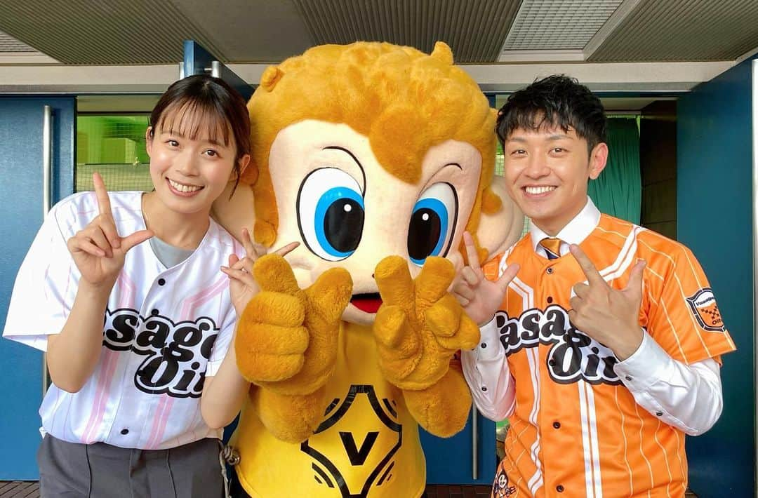 藤村晃輝のインスタグラム：「ほら…今日も今日とて キャラクターがいたら それは撮るじゃん🐵  バサジィ大分今季開幕戦。 中継終わりにバサルと🐵🟠⚫️ さすがにかわいいだろうが。  小西アナも一緒にラブバサジィ✌️ （野口選手のゴールパフォーマンス見たかったですね）  オレンジのベースボールシャツは coming soon…？？  #フットサル #バサジィ大分 #バサル  #tos #アナウンサー #小西綾音  #大分 #oita #藤村晃輝」