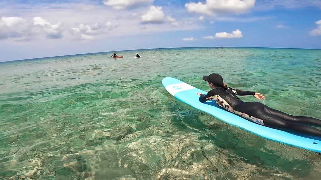 傳彩夏のインスタグラム：「音量気をつけて、！🙉  沖縄サーフィン最高だった☺︎♡」