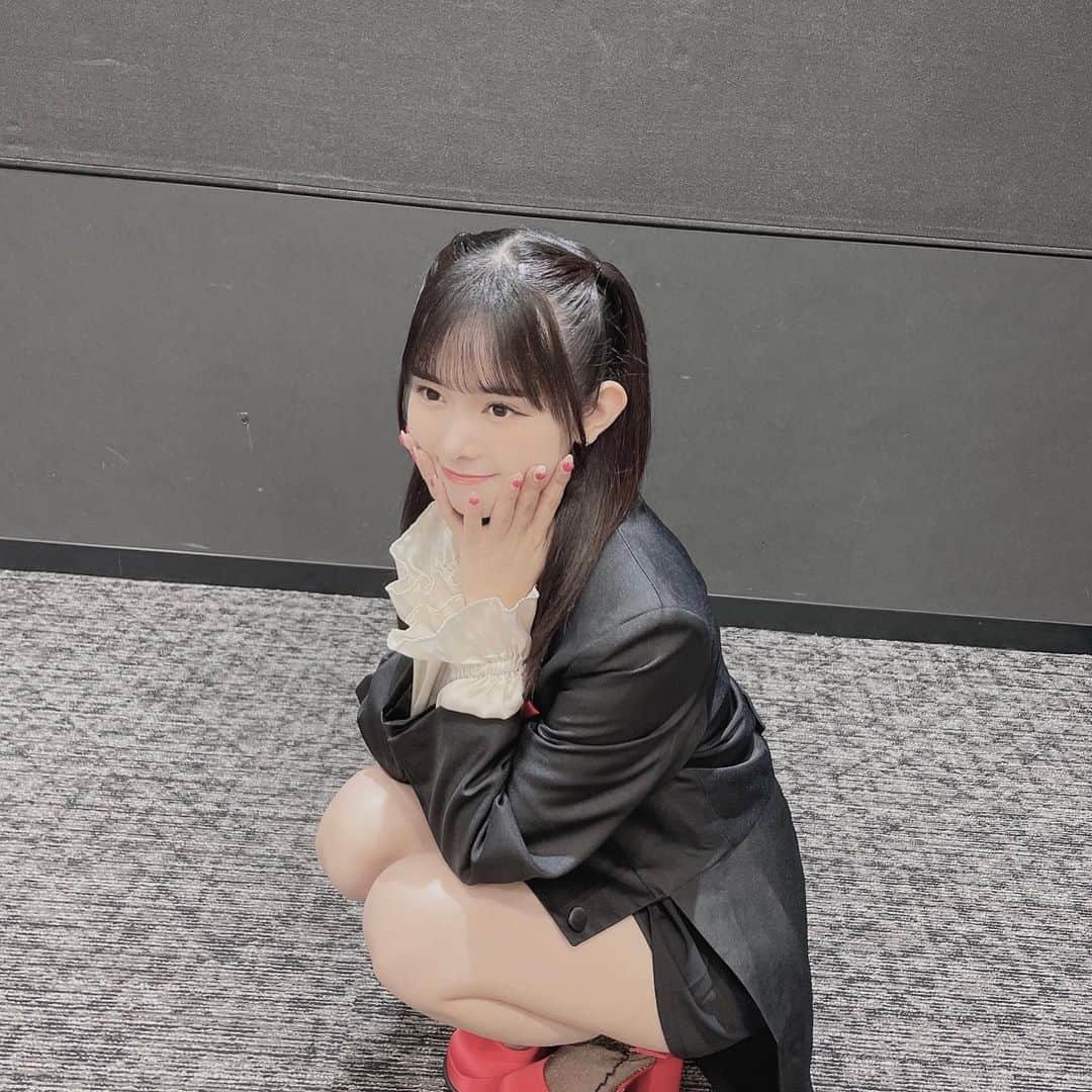 山﨑夢羽のインスタグラム：「． 靴が真っ赤でかわいいの♥️ 📸 @kokoro_maeda.official    #BEYOOOOONDS #山﨑夢羽  #個別イベント #ありがとう #🎶」