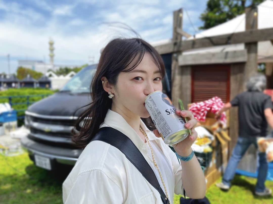 本谷亜紀のインスタグラム：「2年目のGREEN ROOM行ってきたーー！暑かったーー！ビール飲んだそばから汗で抜けてく感じが堪らないね🥺🍺仲良しな友達と話して、音楽聴いて、ダラダラして幸せ🌿 ㅤㅤㅤㅤㅤㅤㅤㅤㅤㅤㅤㅤㅤ 去年はマスクして、あんまり騒げなかったけど今年は人の多さも盛り上がりも段違い〜🤭楽しかった楽しかった！ この後、ラーメン食べて帰った🍜 #GREENROOM #横浜赤レンガ倉庫」