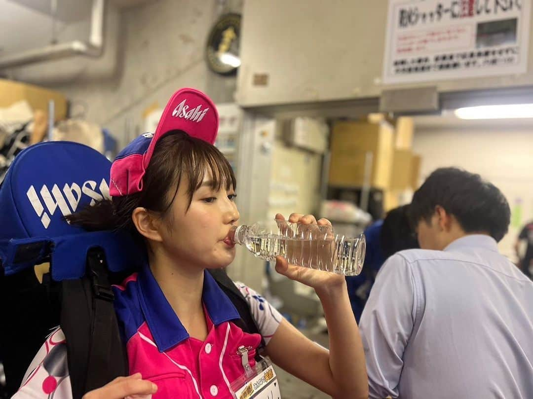 浜﨑日香里さんのインスタグラム写真 - (浜﨑日香里Instagram)「⁡ 売り子の投稿、ありがたいことに かなりの反響をいただいてびっくりしています😆😆 ⁡ LINEニュースやヤフーニュースで見たよー！ という声も沢山いただいたり、 それを見てフォローしてくださったり、本当に嬉しいです🥹❤️ ⁡ アナウンサーになって、大学時代に打ち込んだ ビールの売り子にもう一度夢中になれた1日でした😆 記録用に載させてください🙏 ⁡ 新しくフォローしてくださった皆さん、 これからよろしくお願いします☺️💗」5月28日 21時21分 - hamasaki_hikari