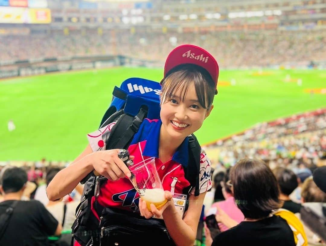 浜﨑日香里さんのインスタグラム写真 - (浜﨑日香里Instagram)「⁡ 売り子の投稿、ありがたいことに かなりの反響をいただいてびっくりしています😆😆 ⁡ LINEニュースやヤフーニュースで見たよー！ という声も沢山いただいたり、 それを見てフォローしてくださったり、本当に嬉しいです🥹❤️ ⁡ アナウンサーになって、大学時代に打ち込んだ ビールの売り子にもう一度夢中になれた1日でした😆 記録用に載させてください🙏 ⁡ 新しくフォローしてくださった皆さん、 これからよろしくお願いします☺️💗」5月28日 21時21分 - hamasaki_hikari