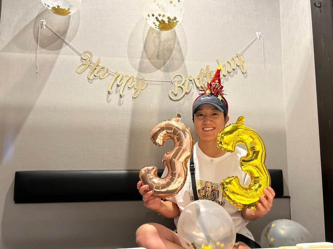 藤本麻子のインスタグラム：「33歳🩵 皆さん、誕生日お祝いメッセージ たくさんありがとうございます🥰🥰🥰 . かーちゃん 元気に産んでくれてありがとう😙 あーこは幸せです❣️」