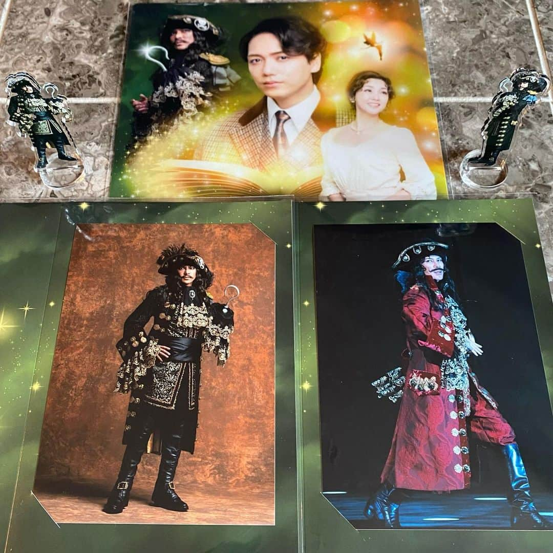 武田真治さんのインスタグラム写真 - (武田真治Instagram)「2023.5.28.新国立劇場で上演中のミュージカル『#ファインディングネバーランド』も気づけば東京公演を折り返していますね。 すでに手にして頂いたかたもいらっしゃるとは思いますが、改めてロビーで売られているグッズをご紹介致します☆ クリアファイルとプロマイドとアクリルスタンドです！ 嬉し恥ずかし、50歳でプロマイドを販売して頂ける人生は想像しておりませんでした(//∇//) 読めば舞台がさらに面白くなるパンフレットももちろんあります！劇場にお越しの際は是非🎵 #フック船長 #武田真治」5月28日 21時29分 - shinji.takeda