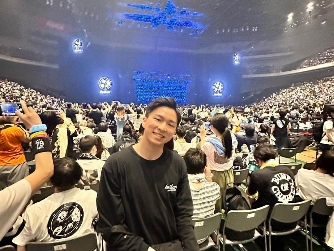 金戸凜さんのインスタグラム写真 - (金戸凜Instagram)「BUMP OF CHICKEN 初ライブ🪩✨ ・ Big fanな兄に誘われて行ってきました！ 兄の幸せそうな顔が見れて私も幸せになった😊 快ちゃんまた行こうね❣️ ・ ・ #BUMPOFCHICKEN #bethere」5月28日 21時25分 - rin.kaneto