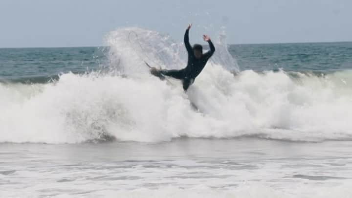 金尾玲生のインスタグラム：「.  Morning sesh with @awing_surfboards   Thank you @nobu_osawa   とっても乗りやすく踏めば踏むほど、 スピードもつくし、テールの抜け感も抜群。 モデルはJET ENGINE  いい武器を取得しました。  #awingsurfboards @teccel_blanks_japan」