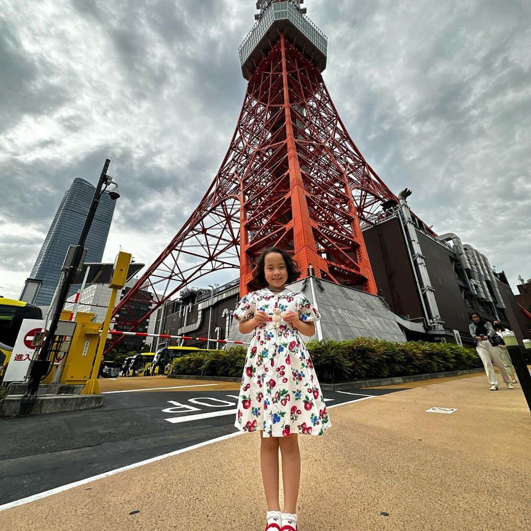 伊津野亮さんのインスタグラム写真 - (伊津野亮Instagram)「娘と東京タワー時々オヤジ！？ 同世代の東京タワー🗼 2回目の塔登！ 意外に行ってなかった東京タワー🗼 外国人6割 コスプレーヤー3割 娘とオヤジ0.1割 その他0.9割 可愛い子に写真🤳イイですか？ とナンパしてみた東京タワー🗼 頑張れよ！俺もガムバル！」5月28日 21時26分 - ryoizuno