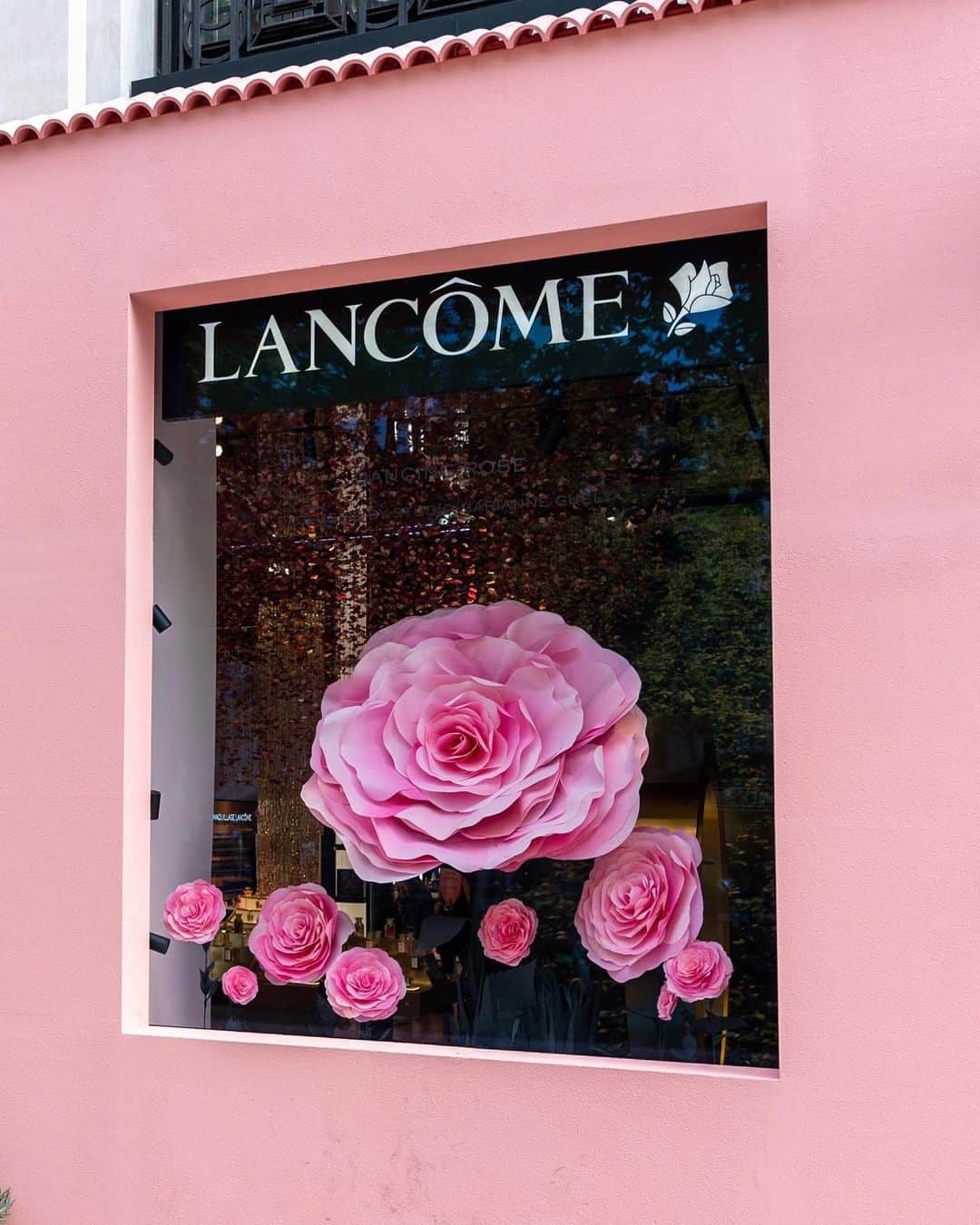 Lancôme Officialさんのインスタグラム写真 - (Lancôme OfficialInstagram)「Discover the scents of our South of France Domaine de la Rose at our Champs-Élysées flagship store in Paris.  #Lancome #Lancome52Av」5月28日 21時26分 - lancomeofficial