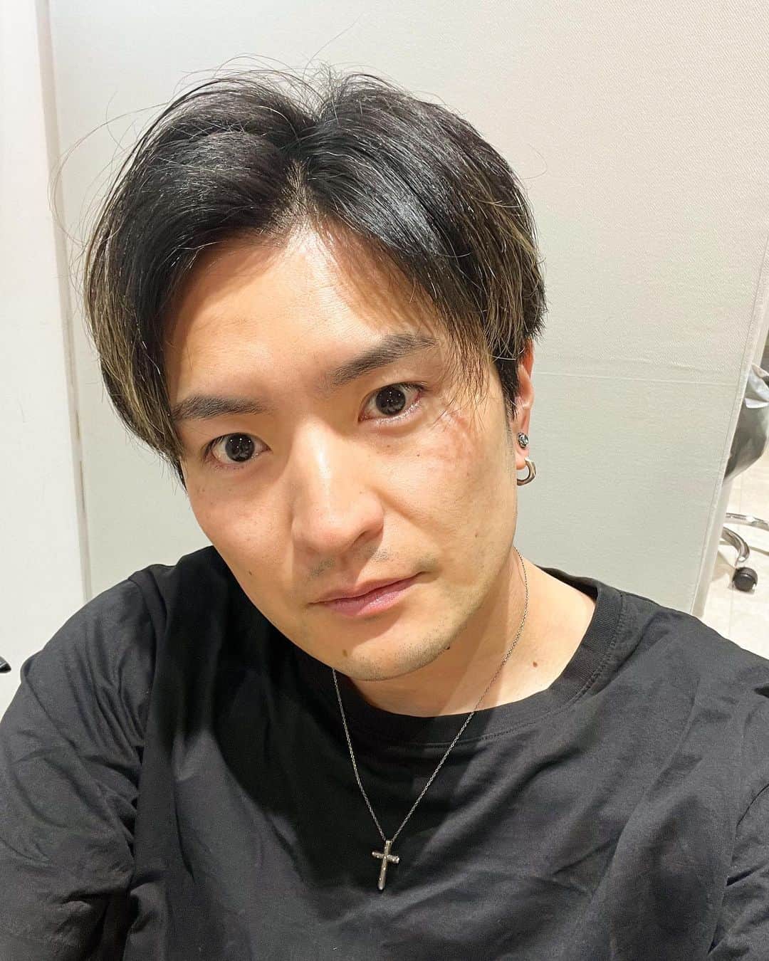 細川優のインスタグラム：「髪切って気づいた💇  さてなんでしょう？  #Tシャツしわくちゃ」