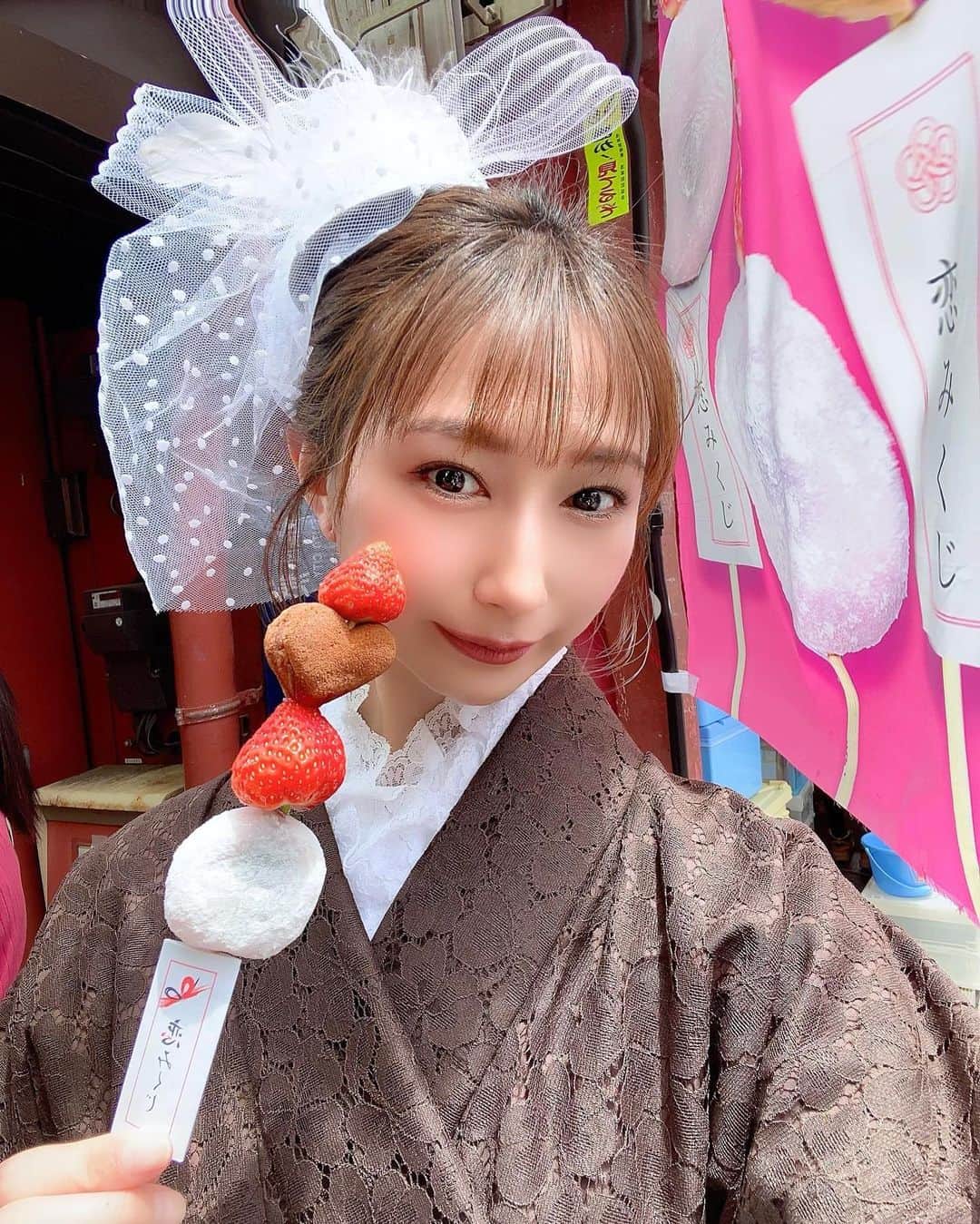 青木まりなのインスタグラム：「😋😋😋  食べ歩き最高！ 久しぶりの浅草満喫♡♡♡  YouTubeお楽しみに✨ @rizin_pr   #浅草 #浅草食べ歩き #浅草グルメ    . . .      #RIZIN #RIZINガール #RIZINガール2022 #ラウンドガール #ringgirl #キックボクシング #kickboxing #キックボクシング女子 #筋トレ女子 #筋トレ #トレーニング #ダイエット #training #diet #グラビア #グラビアアイドル #グラドル #ビジョビ #bijobi #gravure #guravureidol #偶像 #性感 #清秀 #性感 #美腿 #그라비아　#화보」
