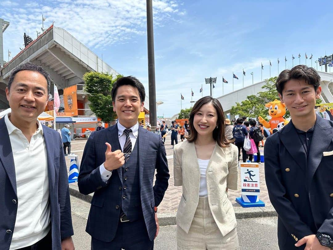 伊藤薫平のインスタグラム：「エスパルス3-0ツエーゲン金沢。 J2第18節。9位だったエスパルスは6位に浮上し、昇格へ光が差しました。  Jリーグ地上波実況。 エスパルスの皆様、ファン、サポーターの皆様。 (Dスポ時代の取材で感じたエスパルスの魅力。溜めていたものを発出したつもりです) ありがとうございました。  そして。指導してくださった日本テレビ系列の アナウンサーの先輩方。 実況を教えてくれた 田辺さん、栗原さん、伊藤久朗さん、秋元啓ニさん。 同輩、後輩に感謝です。 ありがとうございました。  そして、解説・清水生まれの 鈴木啓太さん・・・。エスパルスの原点であり、啓太さんもご出身の清水FCのお話も聞かせていただけました。 7年前、初めてサッカー実況(高校サッカー新人戦)させていただいた時も解説は啓太さん。感慨深いものがありました⚽️ ありがとうございました。 ※権利関係でスタジアム内の写真は掲載できず💦  エスパルス連敗脱出！　PO圏内の6位浮上！」