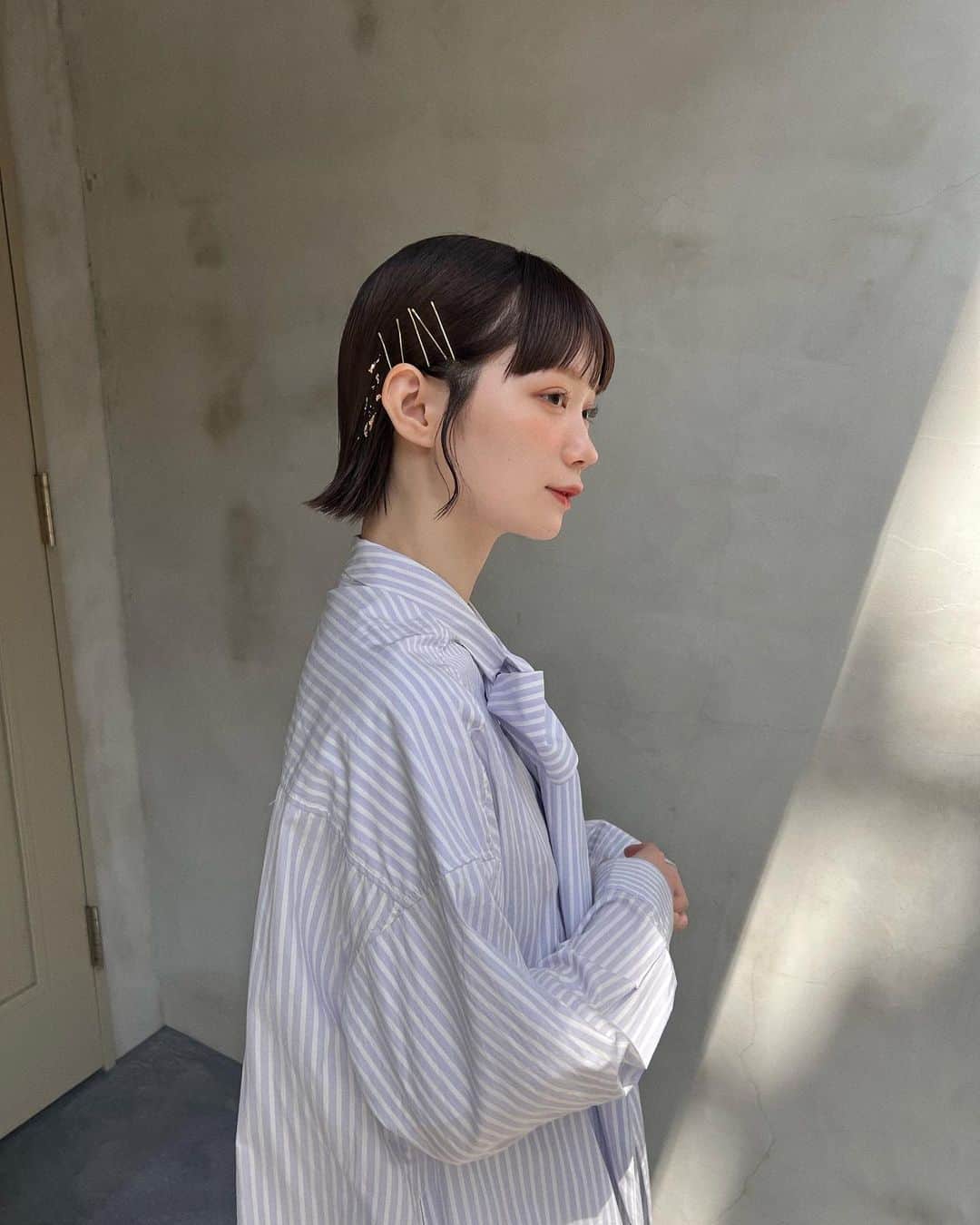 村濱遥のインスタグラム：「きらん😼✨ 最近チーク濃いめがすきです  特別な日のヘアアレンジは @cieca.yuri にお願い ♡  ゆりのヘアアレンジ可愛くて 髪伸ばしたくなる〜🤔🤔」