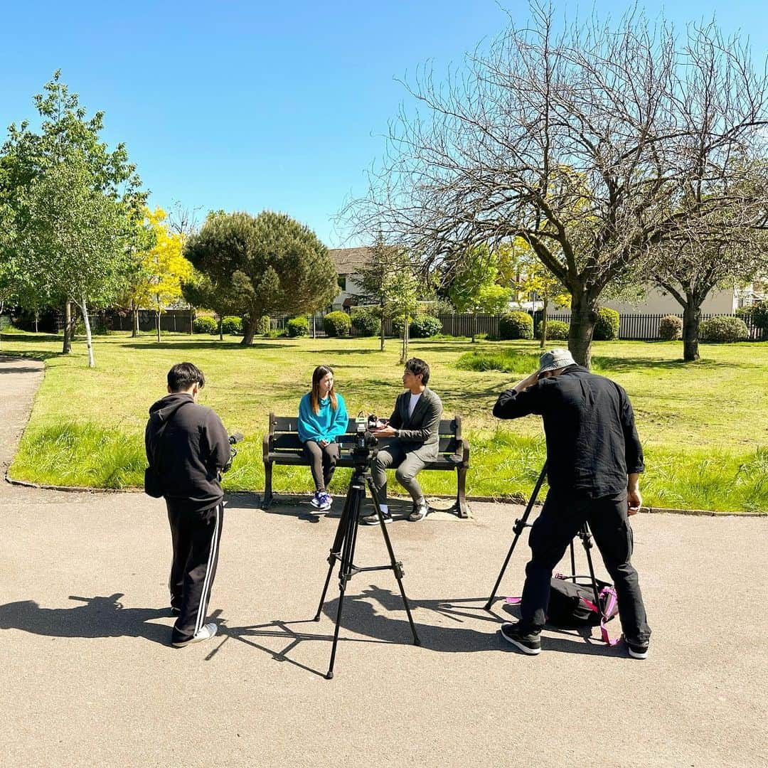 山本紘之さんのインスタグラム写真 - (山本紘之Instagram)「. 取材でイギリスへ  なでしこジャパンの岩渕真奈選手・清水梨紗選手・長野風花選手にインタビューしました。  その模様は追ってお伝えします！  #イギリス #イングランド #なでしこジャパン #サッカー女子日本代表 #🇯🇵 #トッテナム #岩渕真奈 #ウエストハム #清水梨紗 #日本人対決 #マッチアップ #しびれました #リバプール #長野風花 #街ロケしていたら #イギリス男子に囲まれました #戸惑いと満更でもない表情」5月28日 21時34分 - yamamoto_hiroyuki.ntv