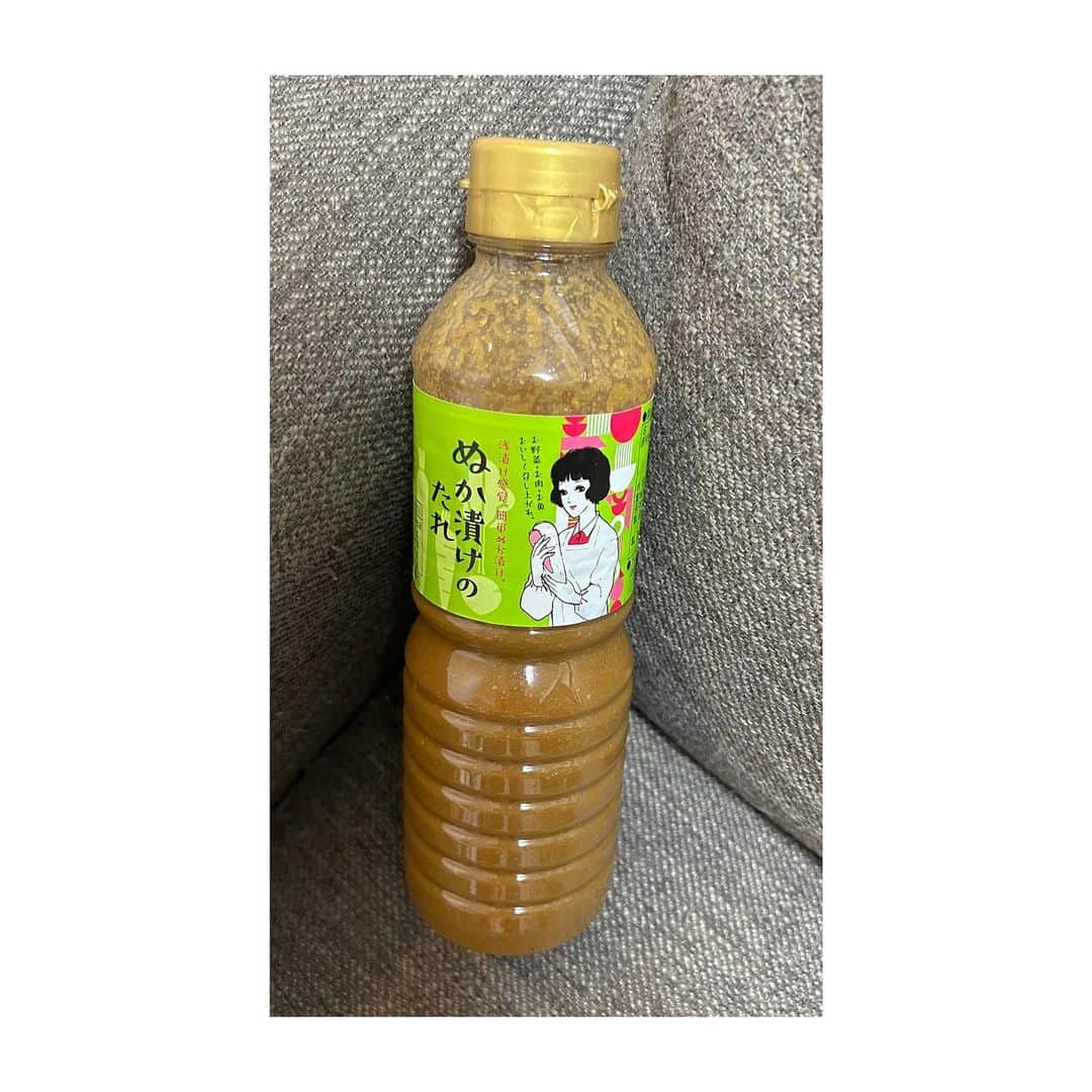 のインスタグラム：「味付けこれ1本！浅漬け感覚♪ ぬか漬けのたれ  愛知県知多半島で食品を製造している泉万醸造✨  大正10年創業✨  レストラン等、外食向けに、業務用調味料、レトルト食品を作ってきたイヅマンのお家で簡単！ プロの味が試せる調味料をお届け✨  米ぬか（国産）をベースに、本醸造しょうゆ、かつおぶしエキス等で調味したぬか漬け用調味料✨ ビニール袋に野菜と一緒に入れるだけですぐにおいしいぬか漬けが出来上がります✨ 使い切りなので、かき混ぜ等面倒な管理は一切不要！ 失敗の心配がありません！  ぬかたっぷりですが、適度な粘度の液状なので、 すり込む必要もなく、素材に簡単になじみます。  タレの量を変えるだけで味の調整ができ、切った野菜なら15分。 キュウリなど一本丸ごとなら一晩で食卓に。 585g一本でキュウリ約25本分使用できます。  漬物好きには簡単で沢山作れるからたまらない商品✨☺️✨  しかも、野菜の漬物だけぢゃなく、 ⭐️ぬかの唐揚げ ⭐️ぶりのぬか焼き ⭐️豚肉のソテー など違う料理にも使える優れ物🎶  すぐ食べたいって時にも使えるから本当便利☺️👍✨  味はもっちろん美味しいよ✨😋✨  ぬか漬けが好きだけど、本格的なのは大変だよね💦  お家にこれ一本👍✨  おすすめです🎶🎶🎶  PR @izumanjozo  #ぬか漬け#調味料#おすすめ調味料#イヅマン#ぬか漬けのたれ#簡単調味料#簡単レシピ#漬物」