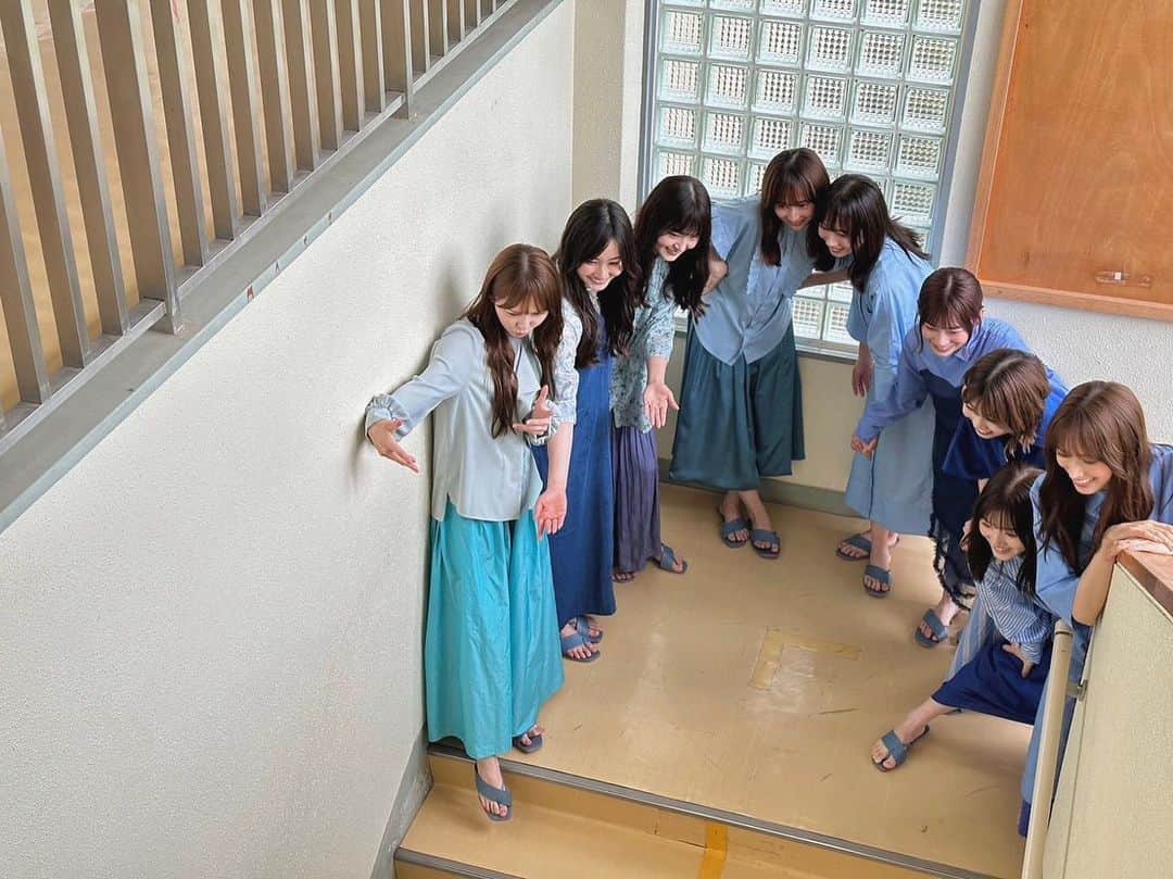 佐々木久美のインスタグラム：「B.L.T. 7月号 現在発売中の「B.L.T.」さんにて日向坂46の1期生で表紙を務めさせていただいております！ どのオフショットもなんの瞬間？な写真すぎて本当に楽しんでいただけで撮影が終わった1日だったことを物語っております。 最高の9人なんて、、嬉しいなあ、、、インタビューも盛り沢山なので是非お手に取っていただけたら嬉しいです🫶 #イッキサン #kumigram」