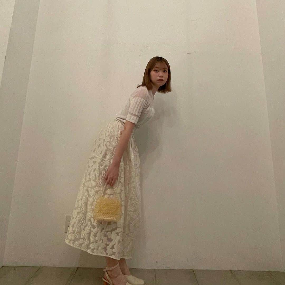 棚瀬響さんのインスタグラム写真 - (棚瀬響Instagram)「今日はお嬢さんコーデ👒笑  シアージャガードワンピのシリーズで、このセットアップのスカートも本当に可愛い🥹💕  スカートの広がりが絶妙で透け感があるから夏でも重くなく着られるし、何より柄が最高に可愛い🫶🏻  あとこのトップスもバロックパールが後ろについてて本当に可愛い、、、 シアーで腕の肉感も拾わない素材だから絶対スタイル盛れます👌🏻👌🏻👌🏻  私12proなんだけど 全身撮る時いつもなんか画質が、、、🥹💦 パールとか特に分かりづらい、、なんでだろ？？？」5月28日 21時46分 - 2ki___clmyprn