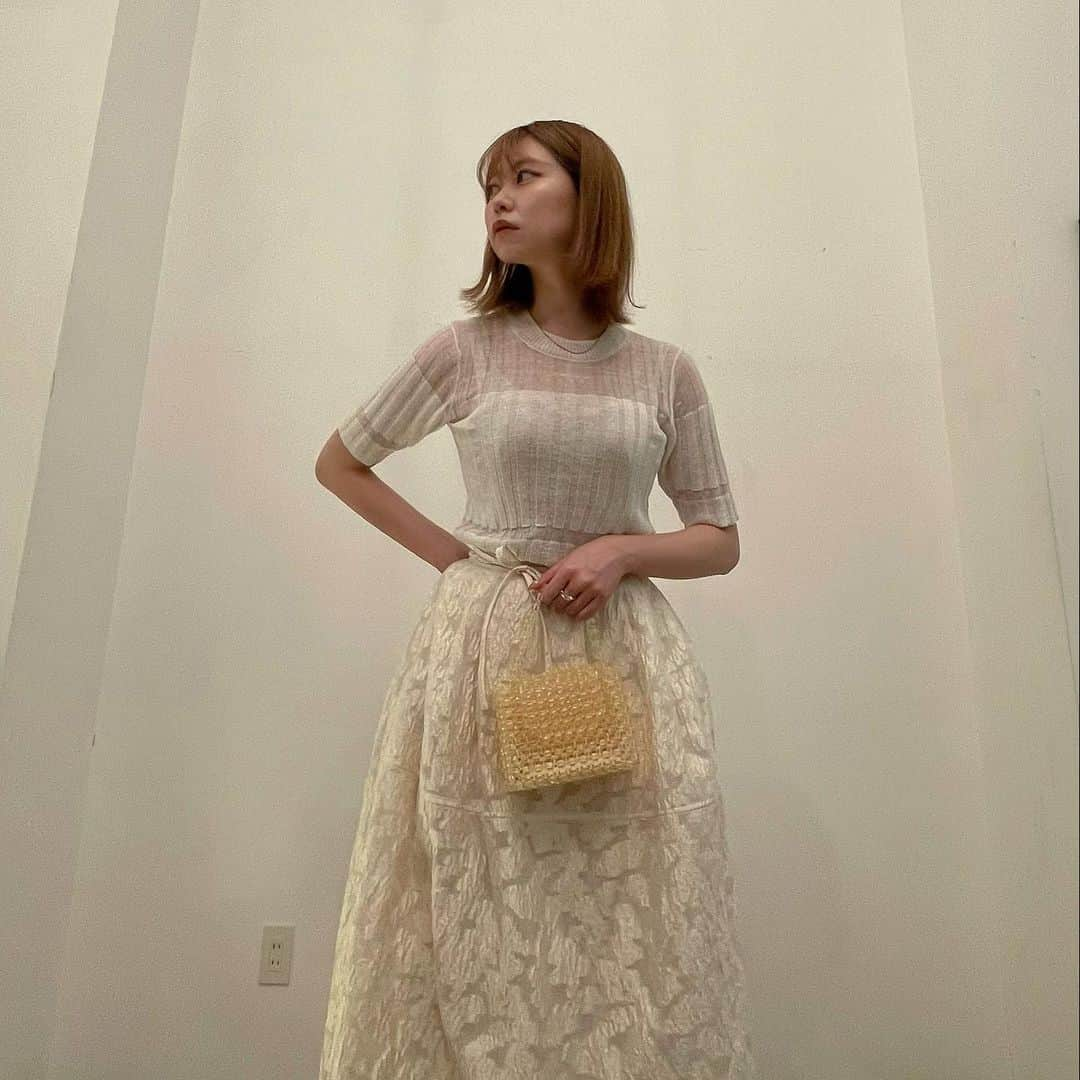 棚瀬響さんのインスタグラム写真 - (棚瀬響Instagram)「今日はお嬢さんコーデ👒笑  シアージャガードワンピのシリーズで、このセットアップのスカートも本当に可愛い🥹💕  スカートの広がりが絶妙で透け感があるから夏でも重くなく着られるし、何より柄が最高に可愛い🫶🏻  あとこのトップスもバロックパールが後ろについてて本当に可愛い、、、 シアーで腕の肉感も拾わない素材だから絶対スタイル盛れます👌🏻👌🏻👌🏻  私12proなんだけど 全身撮る時いつもなんか画質が、、、🥹💦 パールとか特に分かりづらい、、なんでだろ？？？」5月28日 21時46分 - 2ki___clmyprn