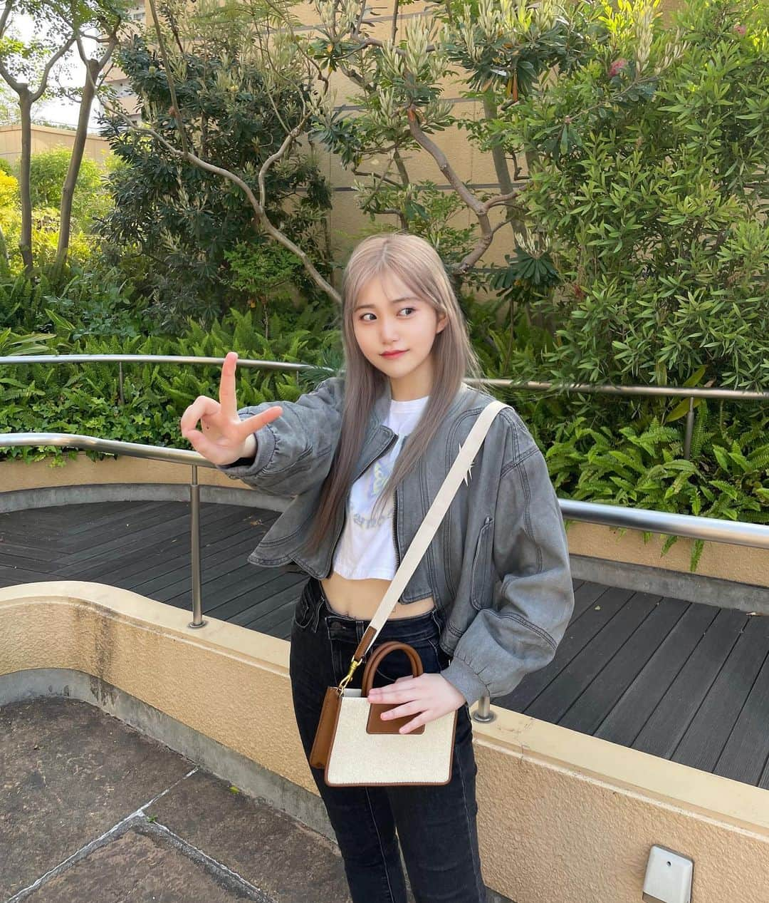 荒武凜香のインスタグラム：「こういう系のファッション大好きなんです🥺💙　@ksg_seoul  #ksg #ファッションコーデ #ootd #ootdfashion」