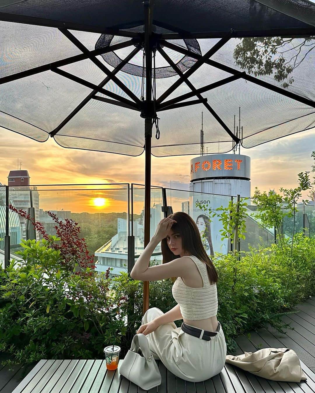 のインスタグラム：「夕日凄い綺麗〜☺️笑 昨日スタバの可愛いお姉さん私の事知ってたの嬉しい！！焦っちゃうけどやっぱ声かけてもらうのめっちゃ好き！」