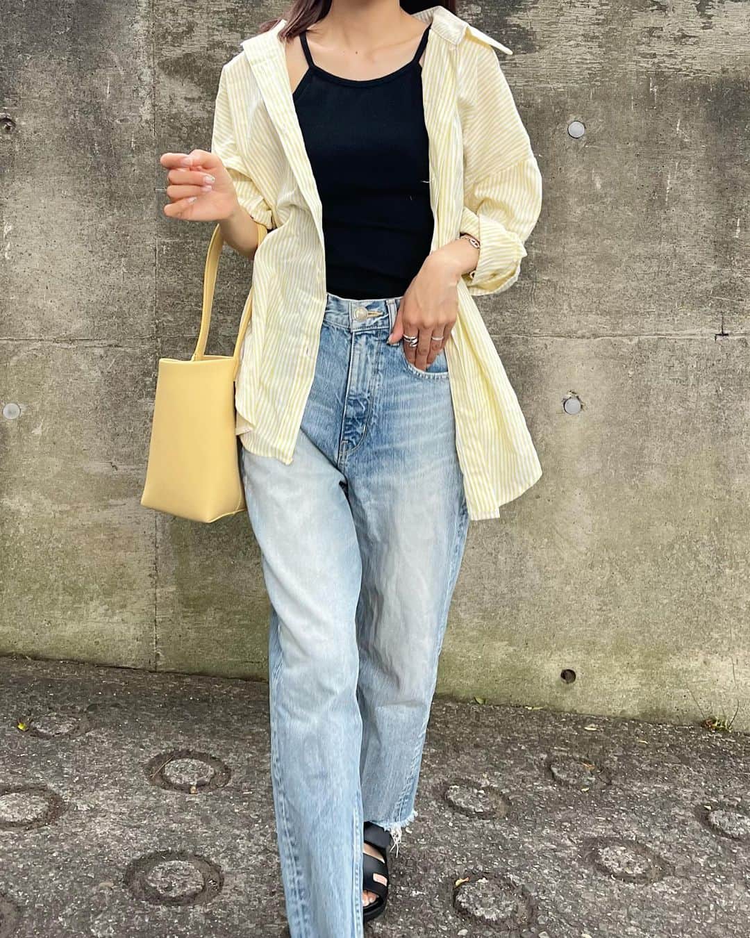 のインスタグラム：「. この時期シャツあると便利🌼 冷房対策にも✨  今30%OFFクーポン出ていて、このトップスも30%OFFでした🥰 ＠fifth_store ＠editsheen_store  #fifth #フィフス #editsheen #エディットシーン #フィフスタイル #fifthtl #カラーストライプルーズシャツ」
