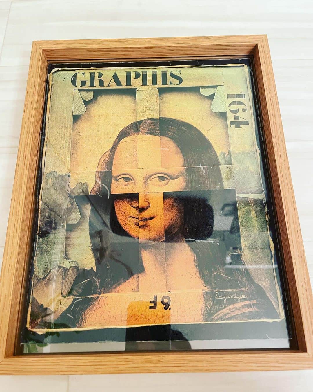 宮田麺児のインスタグラム：「シルクスクリーン作品の 下地。  この上に シルクスクリーン ペイントアートしていきます。  7月　竹松うどんにて 個展します。  #個展 #展示会 #シルクスクリーン #コラージュ」