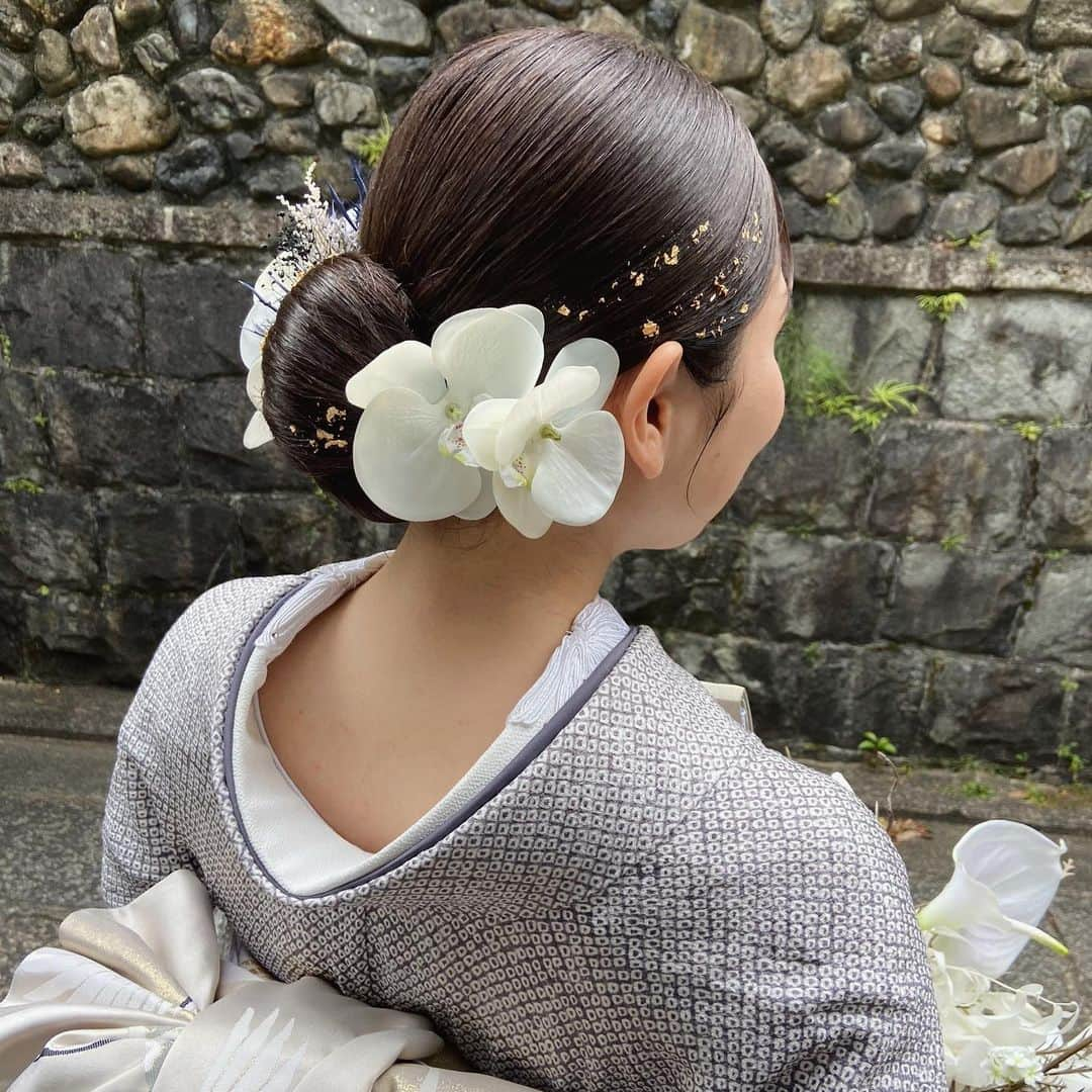 Gendaiさんのインスタグラム写真 - (GendaiInstagram)「* kimono hair *  前髪は薄めにつるっと面スタイル  髪飾りは胡蝶蘭ご希望されました  笑顔が素敵な新婦様でした✨ ありがとうございました。  #ブライダル#ブライダルヘア#ウェディング#ウェディングヘア #花嫁ヘアスタイル#花嫁ヘア#持ち込みヘアメイク #出張ヘアメイク」5月28日 21時42分 - gen_dai