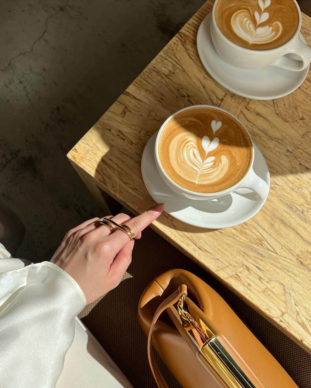 伊原葵さんのインスタグラム写真 - (伊原葵Instagram)「いつかの朝活☀️☕️  載せ忘れてたけど、この日はお天気良くていい朝活ができた日だな✨  ホワイトコーデに、キャメルが差し色🐪🤍 これからの季節さらに可愛いキャメル♡  やっぱりシャツが好きだ〜 このサテンシャツもヘビロテ！  #aocode #ootd #fashion #fendi #fendiofficial」5月28日 21時43分 - aoi186