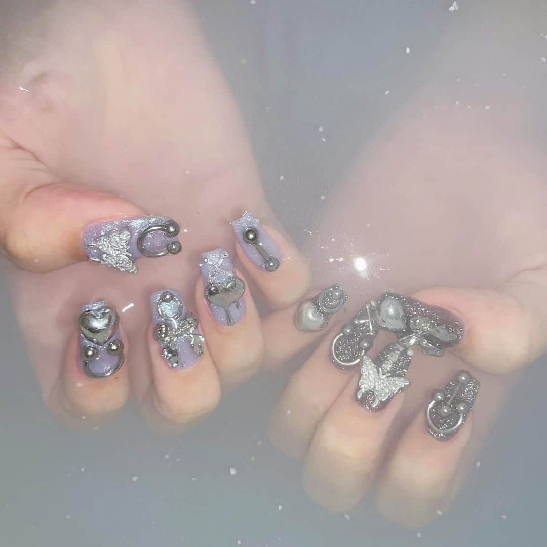 のインスタグラム：「𝓝𝓮𝔀𝓷𝓪𝓲𝓵🖤🪷 いろんなものをこの手でいっぱい掴みたい〜強くなれる爪をつくってくれたこーたさん最強です、ぜんぶおまかせ！ イメージを伝えたら頭に描いていたもの以上のものを作ってくれるこーたさんのデザイン本当すき... いつもありがとうございます、！ ツアーファイナルはこの爪で戦うよ❤️‍🔥🥊 @kota.lovlnail  @lovl__nail」