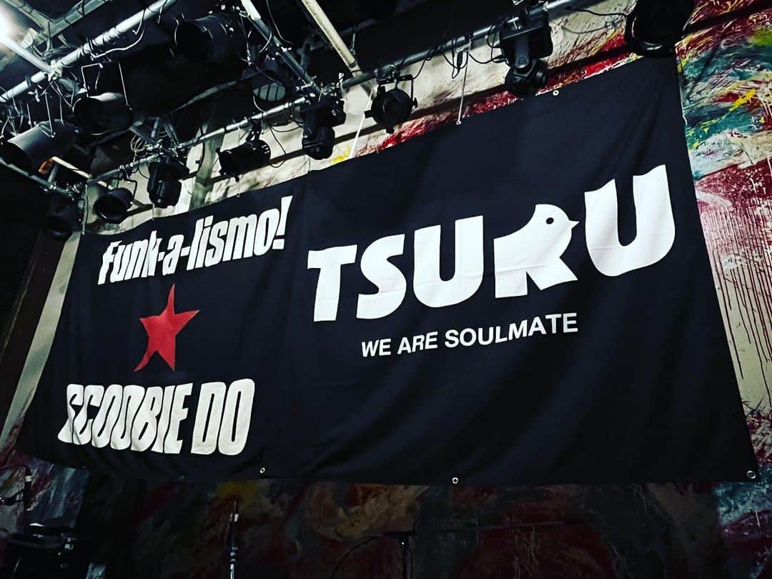 神田雄一朗のインスタグラム：「SCOOBIE TSURU@堺FANDANGO すげー夜でした！ スクービーやっぱり好きすぎる！ そして移転後初のファンダンゴはちょー気持ちよかったのです！ ソウルメイト&プラスワンモー❤️ #鶴  #scoobiedo」