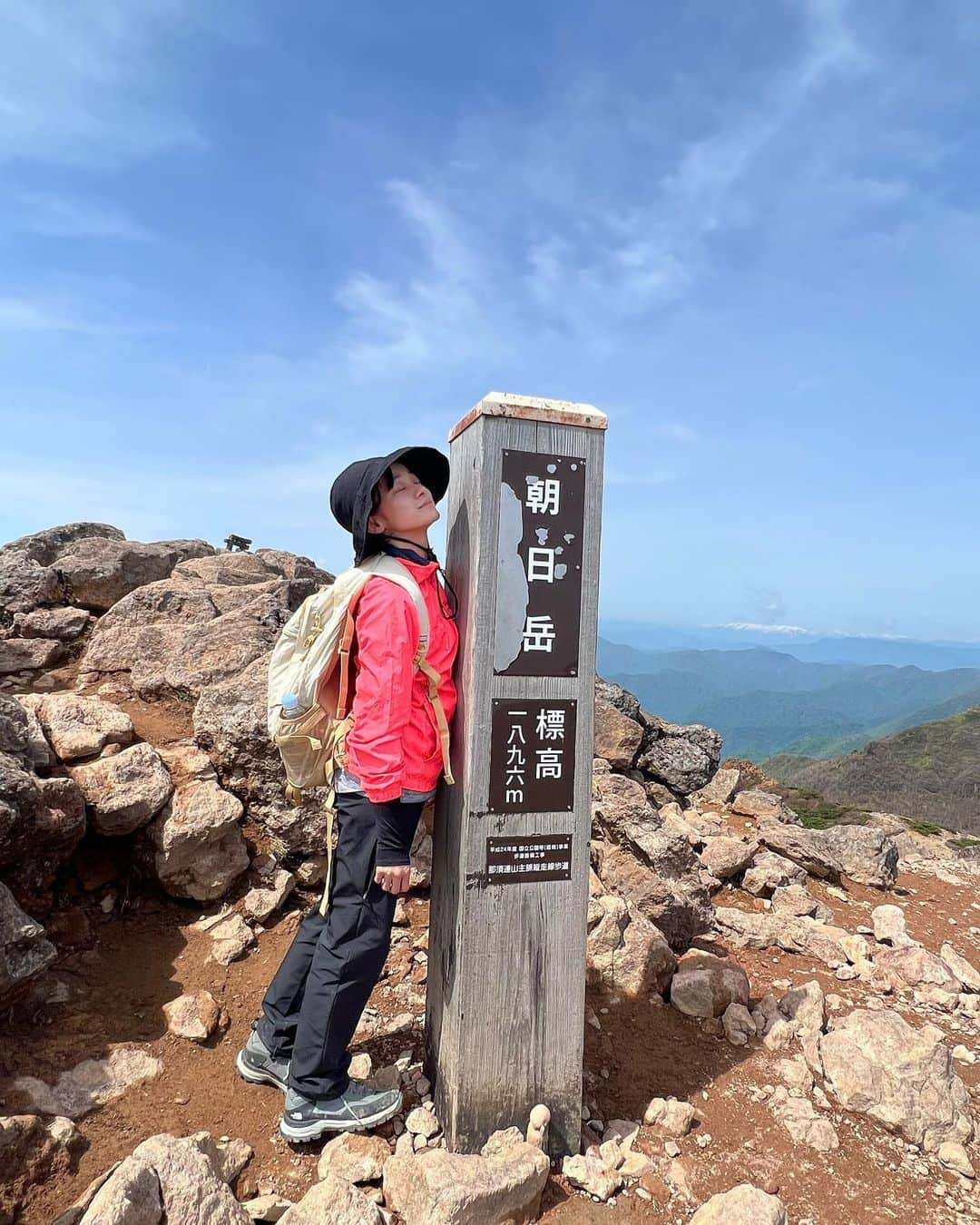 荒井愛花のインスタグラム：「去年から、ふんわりと趣味にし始めている登山。 今年の夏に必ず富士山登るという目標があるので、 着々と色んな山に挑戦しています…🏔  高尾山から登り始め、御岳山、金時山、那須岳(茶臼岳 • 朝日岳 • 三本槍岳)に。 昔から高所恐怖症なので、朝日岳は崖すぎて怖くて怖くて、 登山なのに途中景色みれなかった…。 半分泣いていました(最後の動画参照)  那須岳登山は 初めての夜中集合→早朝から登り、約9時間登山🍃 体力がないから登るの遅くて迷惑かけてしまうけど、崖を歩いてる時「あぁ今年嫌なことがあっても、乗り切れそう」と心底思った瞬間だった笑  色んな写真が溜まっているのですが、 2023年かなりアクティブに動いてる🪐 楽しい。身体が喜んでる。 そうだ自分ってパワフルだったって思い出してる笑  まだ始められていないけど、目標も決めていることもあって、それにもワクワクしてる🌏💫  #登山 #那須岳 #茶臼岳 #朝日岳 #三本槍岳 #愛花の登山日記」