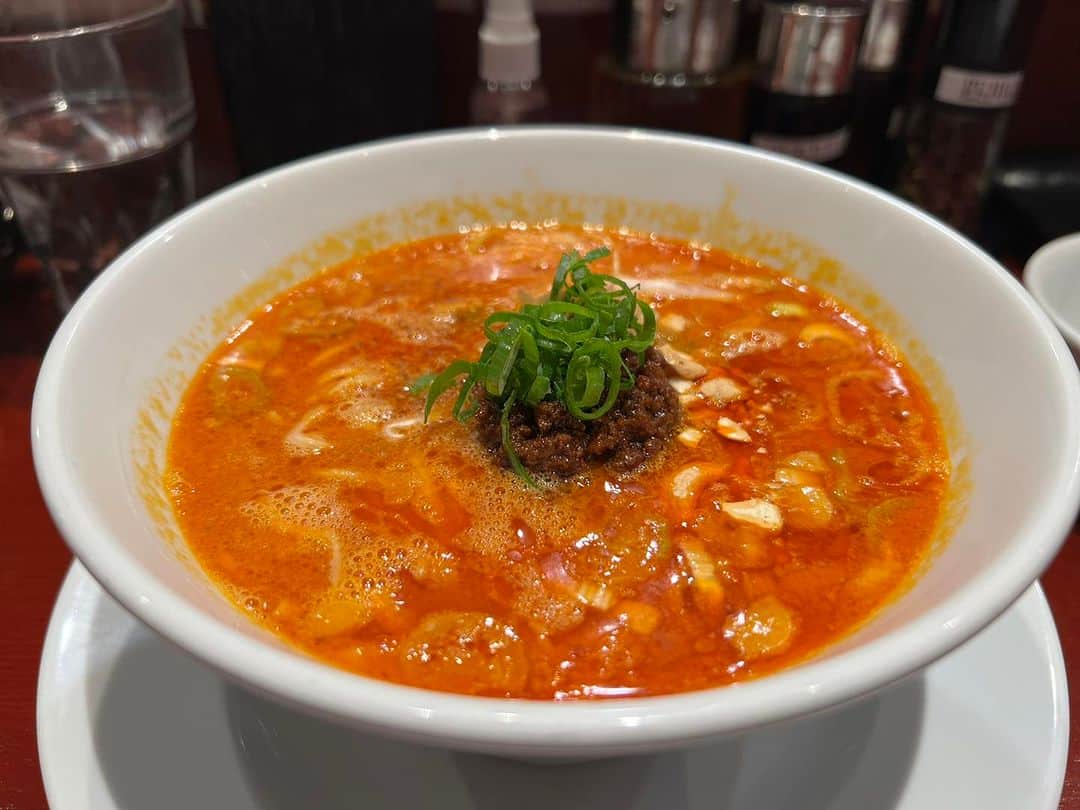 本谷亜紀のインスタグラム：「#成都正宗担々麺つじ田アークヒルズ店　で担々麺🫶会社から近いのでかなりの頻度でヘビーローテーション🥰 ㅤㅤㅤㅤㅤㅤㅤㅤㅤㅤㅤㅤㅤ 暑くなってきたから辛いもの食べたくなってくるね！！喘息とかかんに戦いながら辛いものも適度に摂取していきたい😘  それにしても六本木一丁目にもうちょっとラーメン屋さん出来ると嬉しいのにな。。ふるめん帰ってきて欲しい🥺  #ラーメン #らーめん #麺スタグラム #つけ麺 #ランチ #中華そば #🍜　#アークヒルズ　#六本木ランチ」