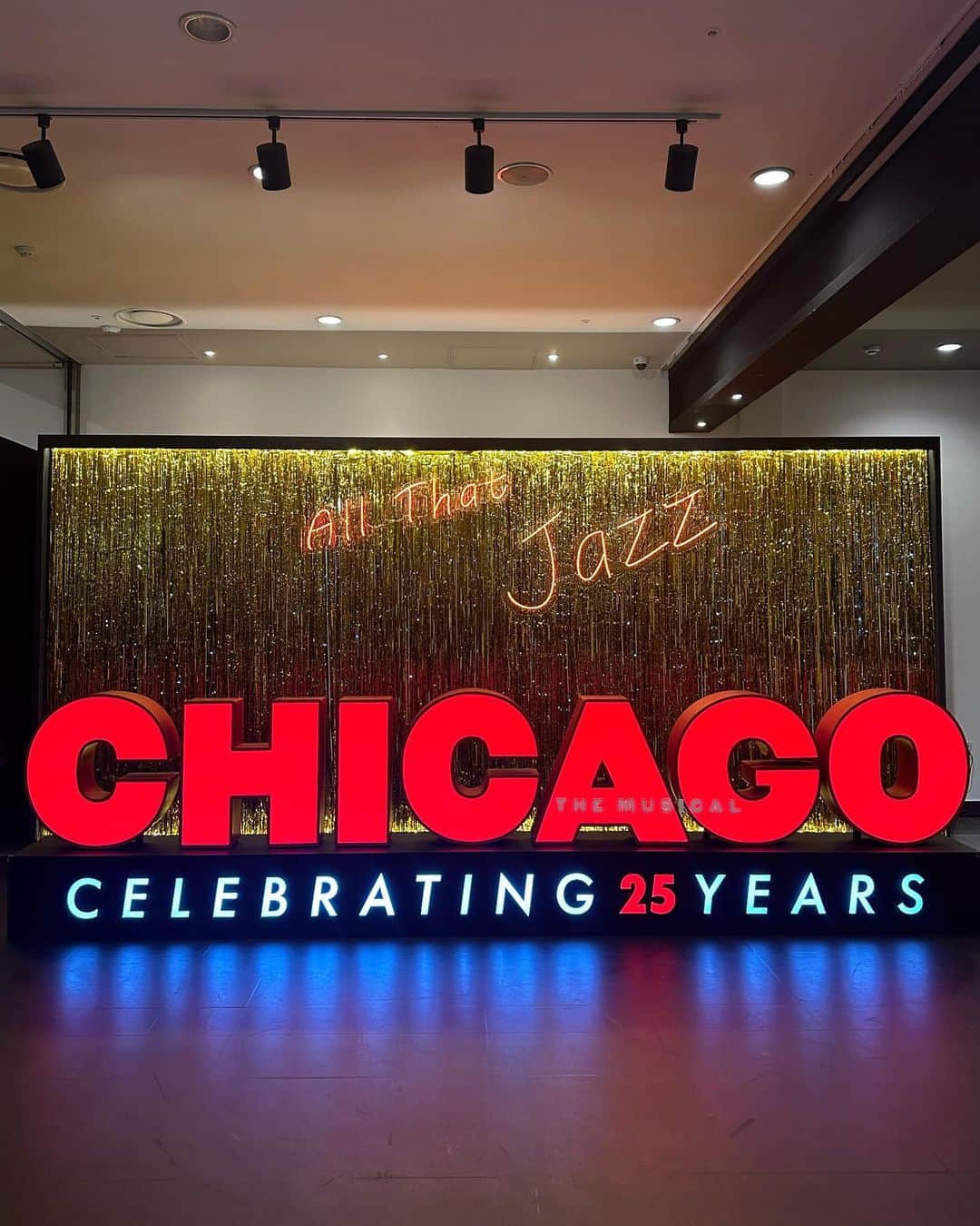 Ivyのインスタグラム：「뮤지컬 시카고 25주년 기념 내한공연  환영하고 축하드려요🙏🏻 @i_seensee #뮤지컬은신시」