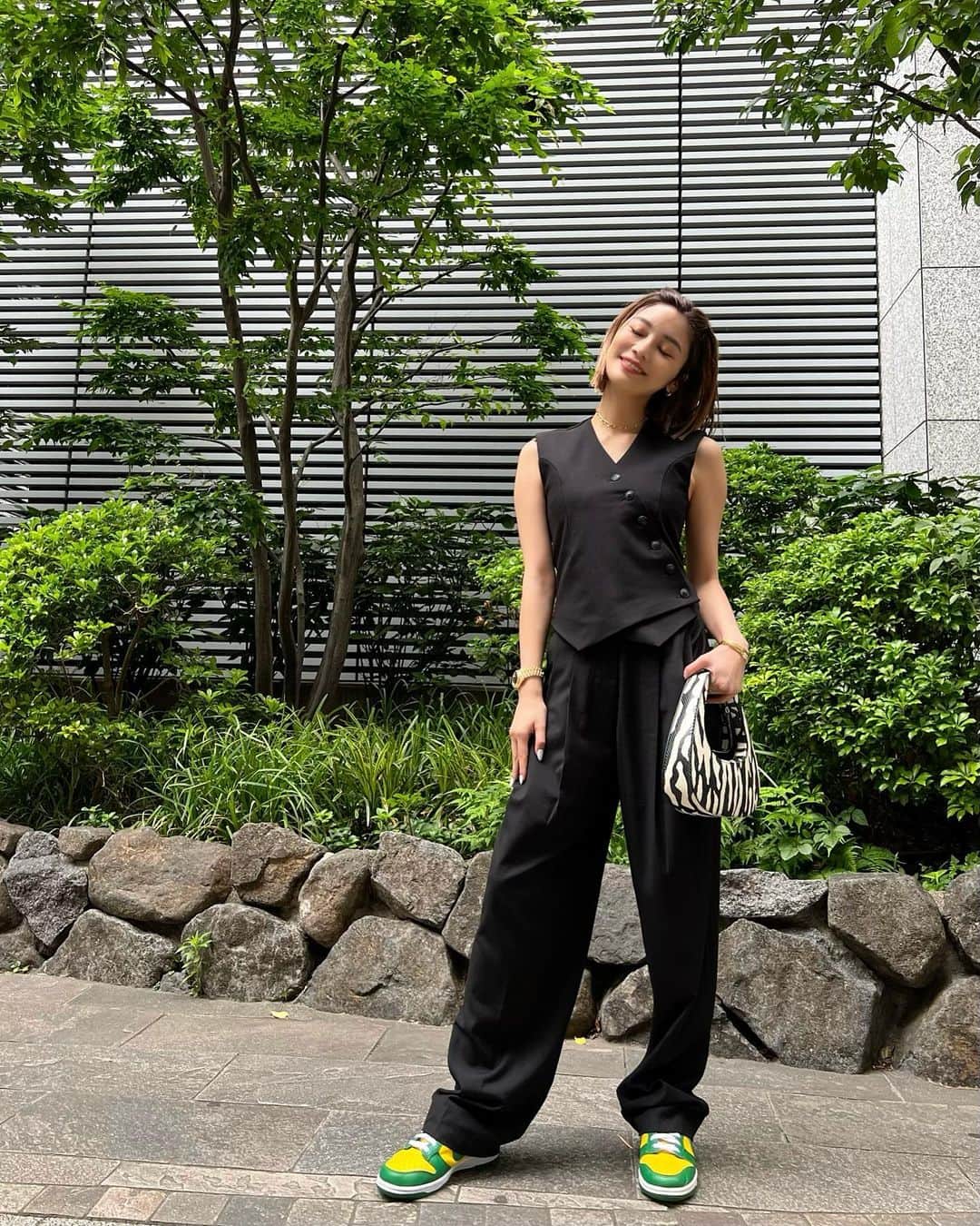 島袋聖南のインスタグラム：「遅ればせながら、一歳のお誕生日祝いとして選び取りしました！ なんと息子はボールと筆を選んだの🎾🖌 将来は文武両道だね〜なんて家族で喜びました😄 あと、私のなんて事ない久々しふく。」
