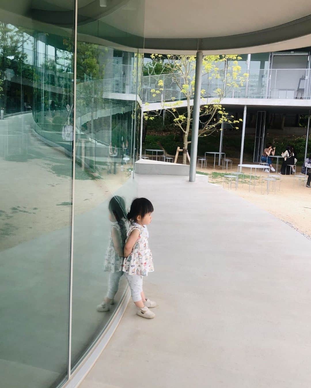 中野美奈子のインスタグラム：「気になっていた高松市屋島山頂にある『やしまーる』へ。  なんと！？ こどもの頃に来た面影は全くなく、オシャレになってるではありませんか。  どこを撮ってもフォトジェニック☆ 気持ち良いお天気で、眺めも最高でした〜。  帰り道、四国霊場第84番札所「屋島寺」でおみくじ。 ん？？ 半吉？ 凶のひとつ上が半吉だそうです。 お兄ちゃんどんまい！  #屋島 #やしまーる #入場無料 #瓦投げチャレンジ   #屋島寺 #屋島寺はぽんぽこのモデルの寺  #おみくじ  #いやいやき期真っ只中  #お出かけもキツイ #家でイヤイヤもキツイ  #中野美奈子」