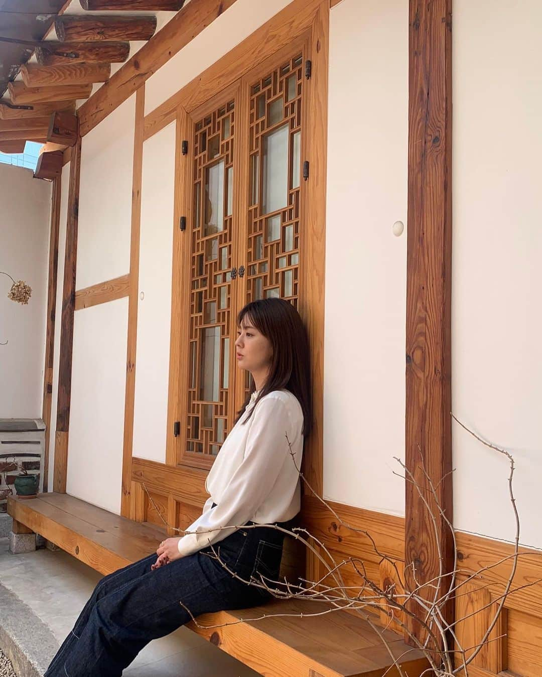 佐藤梨那さんのインスタグラム写真 - (佐藤梨那Instagram)「❤️💙  私少し前に韓国旅行しました☺️  こんな素敵な韓屋が 宿泊施設になっていまして…✨  大学時代の友人たちと夜中まで カードゲームをしながら キムチを食べて、 韓国海苔を食べて、 マッコリを飲んで…  最高の時間になりました🥹  旅行記なので長くなります -------  数年前から韓国ドラマにハマり、 おお！なんかここ 見たことある気がする！ という場所を通ると、 気持ちが高まりますね🥹  大学ゼミ同期の 韓国の留学生の友人と一緒に ソウルの街を回ったので、  ここは日本でいうところの 表参道や恵比寿、浅草などに 言い換えてくれて、 街の雰囲気が 理解しやすかったように思います。  個人的発見は 韓国って日本より道路が広い！  東京の大通りは広くても3車線で、 ソウル、特に江南の大通りは 4車線ぐらいあるのに大混雑していて、 東京以上にソウルは車社会なんだなあと…  海を挟んで隣の国なので 似ていることもあれば もちろん違うこともあって、  コンビニ、ファストフード店、 アイスクリーム店など 日本にもあるお店でも 品揃えが全然違ったり、  街路樹の背が高いなあとか ふとしたことに気がついたり、 様々な発見ができました。  大人になって、  その場所に行ったからこそ わかること、感じること、  映像で知るのとは違う 実体験の大切さを 感じるようになりました☺️  かなり長くなってしまった🤣 今回はソウルの街編ということで 次は食い倒れた料理たちを 載せたいと思います🤤  #さとりなの海外旅行 in seoul #ソウル旅行 #seoul  #人生2度目の海外旅行   #今回から白枠やめてみた」5月28日 21時52分 - sato_lina