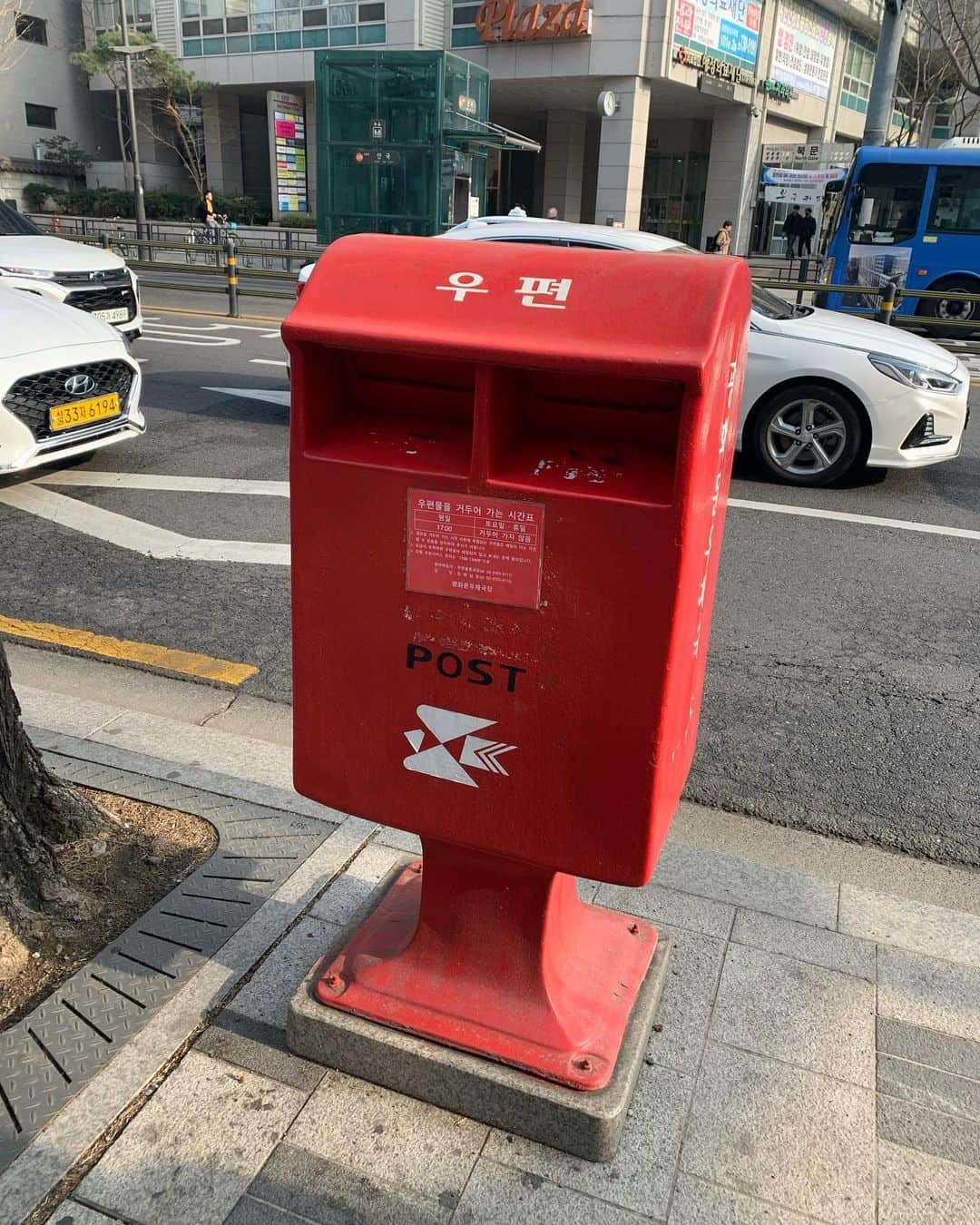 佐藤梨那さんのインスタグラム写真 - (佐藤梨那Instagram)「❤️💙  私少し前に韓国旅行しました☺️  こんな素敵な韓屋が 宿泊施設になっていまして…✨  大学時代の友人たちと夜中まで カードゲームをしながら キムチを食べて、 韓国海苔を食べて、 マッコリを飲んで…  最高の時間になりました🥹  旅行記なので長くなります -------  数年前から韓国ドラマにハマり、 おお！なんかここ 見たことある気がする！ という場所を通ると、 気持ちが高まりますね🥹  大学ゼミ同期の 韓国の留学生の友人と一緒に ソウルの街を回ったので、  ここは日本でいうところの 表参道や恵比寿、浅草などに 言い換えてくれて、 街の雰囲気が 理解しやすかったように思います。  個人的発見は 韓国って日本より道路が広い！  東京の大通りは広くても3車線で、 ソウル、特に江南の大通りは 4車線ぐらいあるのに大混雑していて、 東京以上にソウルは車社会なんだなあと…  海を挟んで隣の国なので 似ていることもあれば もちろん違うこともあって、  コンビニ、ファストフード店、 アイスクリーム店など 日本にもあるお店でも 品揃えが全然違ったり、  街路樹の背が高いなあとか ふとしたことに気がついたり、 様々な発見ができました。  大人になって、  その場所に行ったからこそ わかること、感じること、  映像で知るのとは違う 実体験の大切さを 感じるようになりました☺️  かなり長くなってしまった🤣 今回はソウルの街編ということで 次は食い倒れた料理たちを 載せたいと思います🤤  #さとりなの海外旅行 in seoul #ソウル旅行 #seoul  #人生2度目の海外旅行   #今回から白枠やめてみた」5月28日 21時52分 - sato_lina