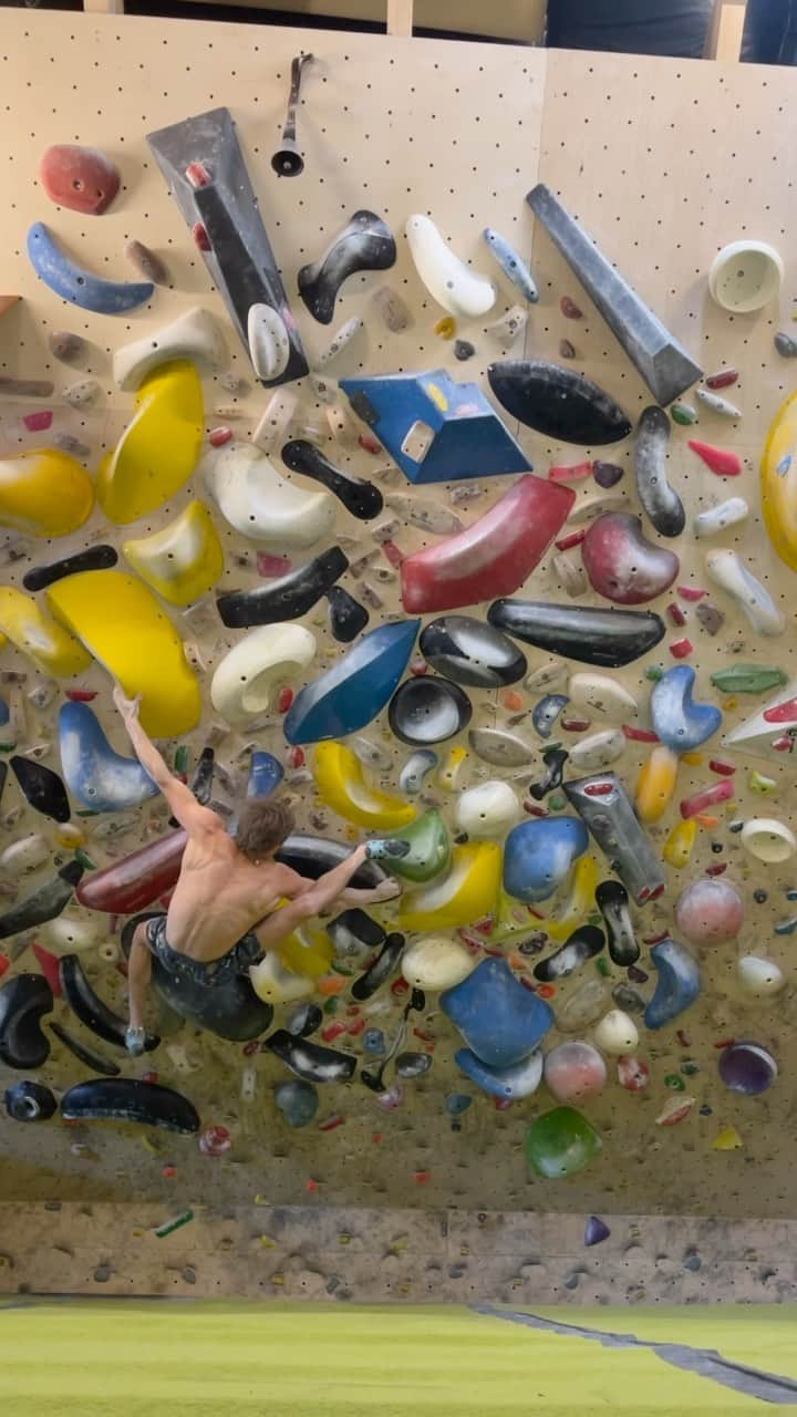 アレックス・メゴスのインスタグラム：「Back on the boulders again after a little bit of time off the mats earlier this month. Looking forward to the upcoming world cups and being on the road with @climbing_team_germany 😁💪🏼.   @patagonia_climb @petzl_official @tenayaclimbing @frictionlabs @physivantage @fazabrushes @tempehmanufaktur @cacaocrudo #stylefirst #carrotsforpower」