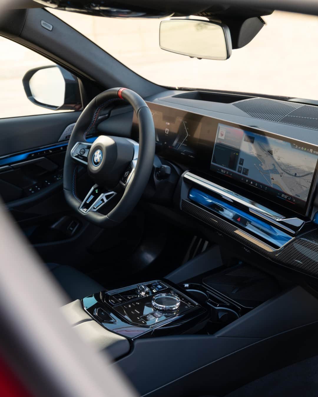 BMWのインスタグラム：「Interior innovation angled towards you, the driver. 👀   THE NEW BMW i5 M60. #THENEWi5 #THEi5 #BMW #BMWi #BornElectric #BMWElectric __ BMW i5 M60 xDrive​*: Combined power consumption: 20.6–18.2 kWh/100 km. Combined CO2 emissions: 0 g/km. Electric range: 455–516 kilometers. All data according to WLTP. * Preliminary data; no homologation figures available yet. Further info: www.bmw.com/disclaimer」