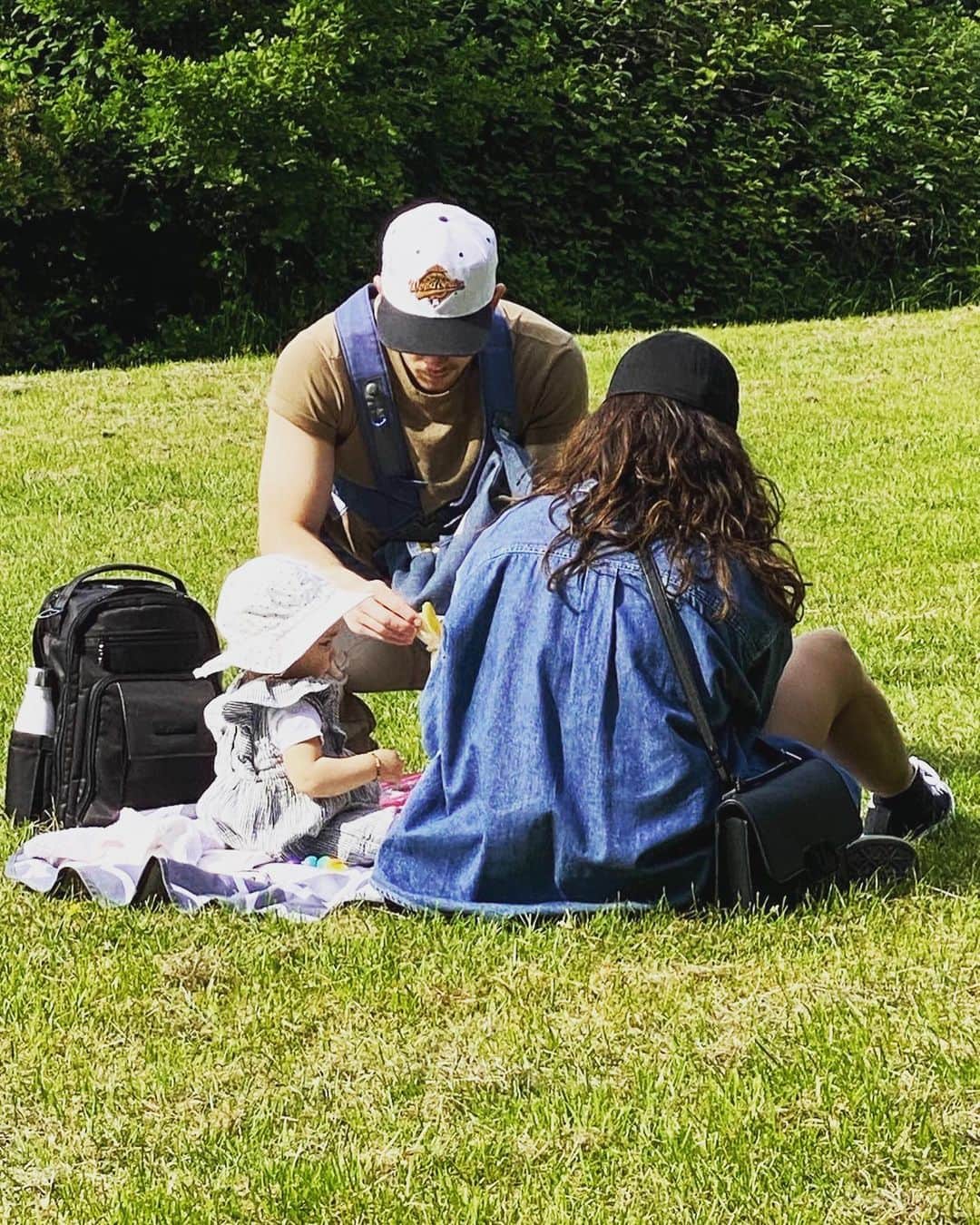 プリヤンカー・チョープラーのインスタグラム：「Sundays are for picnics. ❤️🧿」
