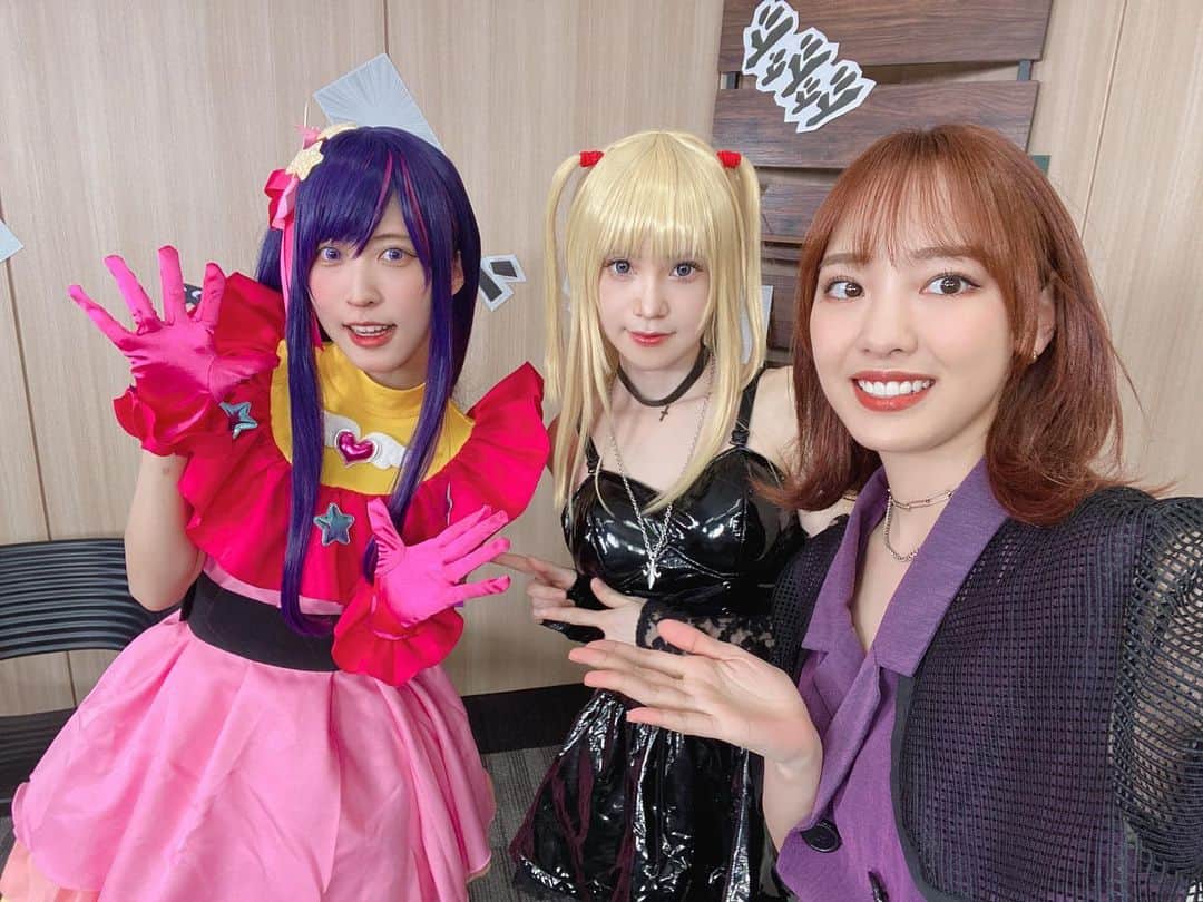 飯窪春菜のインスタグラム：「📚  「飯窪春菜のマンガ一日一冊！」 今月のゲストは、コスプレイヤーのお二方❣️ 左から、猫田あしゅさん、赤木クロさんでした〜🥰🥰🥰  うわあああああ可愛いいいいい🥺🥺🥺❣️ お人形さんみたい！！！💓 それぞれ推しの子の星野アイちゃんと、デスノートのミサミサちゃんで来てくれました🥹💓  マンガ遍歴からとっても面白く、また新たに知った漫画にも出会えた楽しい配信になりました😆🌸  配信の前後でもお話しできて嬉し楽しかったです……🤤🫶🏻🫶🏻  来月の配信もお楽しみにっ❣️  #飯窪春菜のマンガ一日一冊」