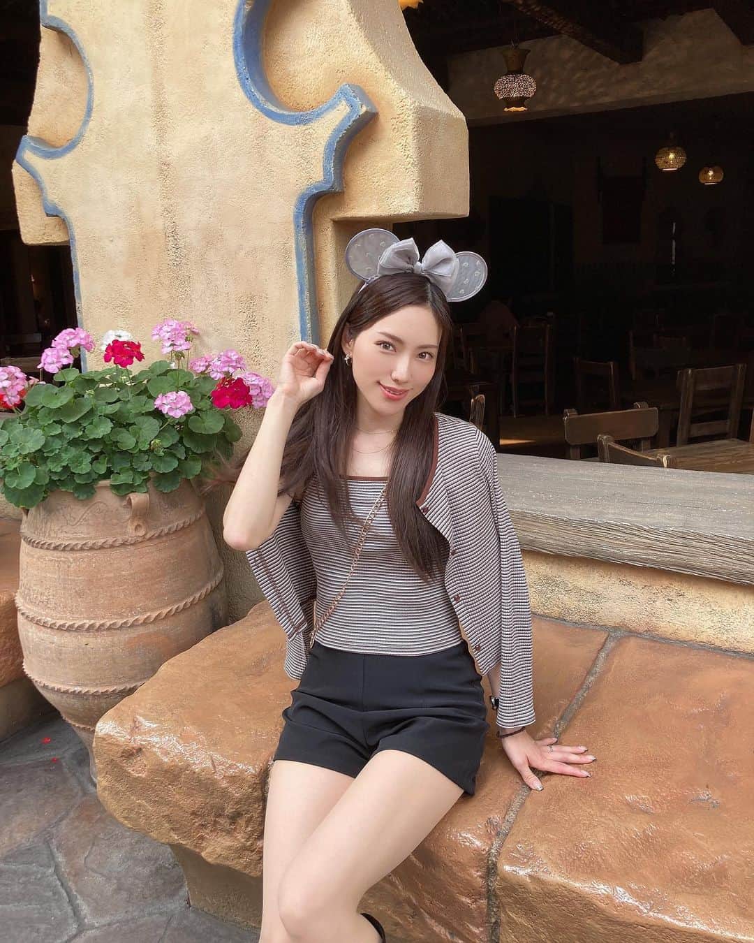 のインスタグラム：「自分本位に楽しむディズニーは 何億年ぶりだろう〜🐭✨ 長い時間は居られなかったけど全力で満喫しました🥹💕 ミニーカチューシャするの人生初でした！！✨㊗️  #東京ディズニーリゾート #東京ディズニーシー #ディズニーシー #おでかけ #tokyodisneyresort #shooting#disney#撮影モデル #model#jpn#思い出#お出かけ#disneysea #wondrous#カチューシャ#ミニーカチューシャ#🐭🏰」