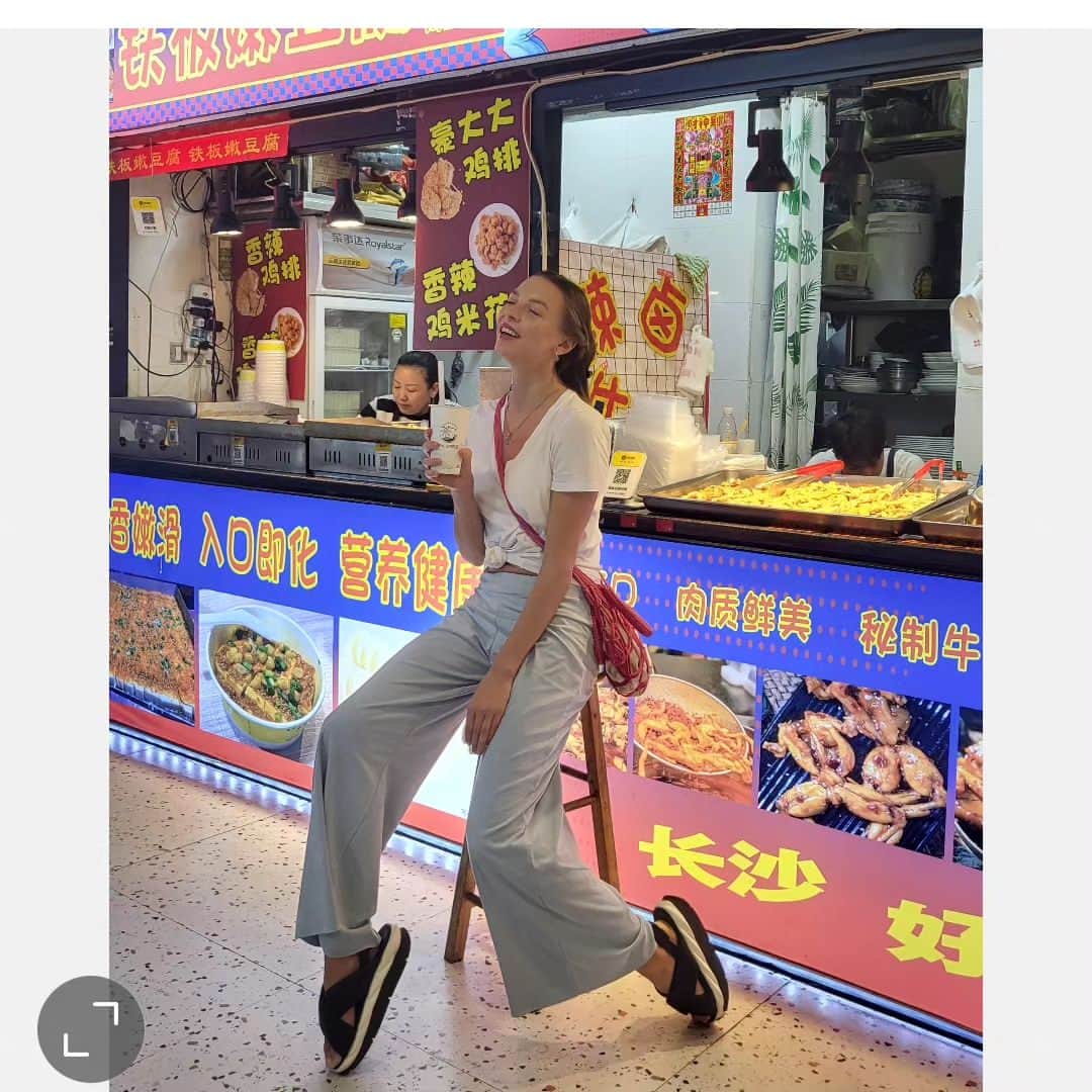 メリティナ・スタニウタのインスタグラム：「Taste of China ( на мове нiжэй)   - Rice 🍚  is less popular than noodles  - Big main  dishes with mix of seafood ,meat and fish  - Tasty coffeshops where you can find from espresso to flat white with various milk , from hot to cold in nice to go cups ( of course cool designed and ♻️) - No bread culture on tables  -  Lots of vegetables and parsley + leek  - Spicy , sweet and sour and nuts sauces  - Mushrooms almost everywhere included   In general I like Asian food , and during this trip I have tasted 2 new things for a very first time : yumberry /Chinese strawberry ( delicious!) and sea cucumber ( tbh I thought it's a mashroom when been cheeing it )   Распавяду вам пра смак кiтайскай  ежы :   - Рыс сустракаецца не так часта,  як лапша  - Стравы, дзе намешаны  разам i рыба ,i мяса, i марскiя гады ў адной талерцы  - Кава на любы  густ ,на розным малацэ ,гарачая альбо халодная,  у файных кубачках ( канешне якiя перапрацоўваюцца)  - Няма хлебнай культуры  -  Шмат агароднiны , але што мяне здзiвiла гэта прысутнасць цыбулi парэя ды пятрушкi амаль у кожнай страве  - Грыбы таксама папулярны  - Соусы ад вострага да кiсла-салодкага i гарэхавага   Я тут  упершыню яшчэ пачаставалася 2рэчыамi  :кiтайскуайтрускаўкувй ( салодкая,  але больш падобна да ажыны) i марскiм агуроком ( думала,  што ем грыб як шытакi , але не)))」