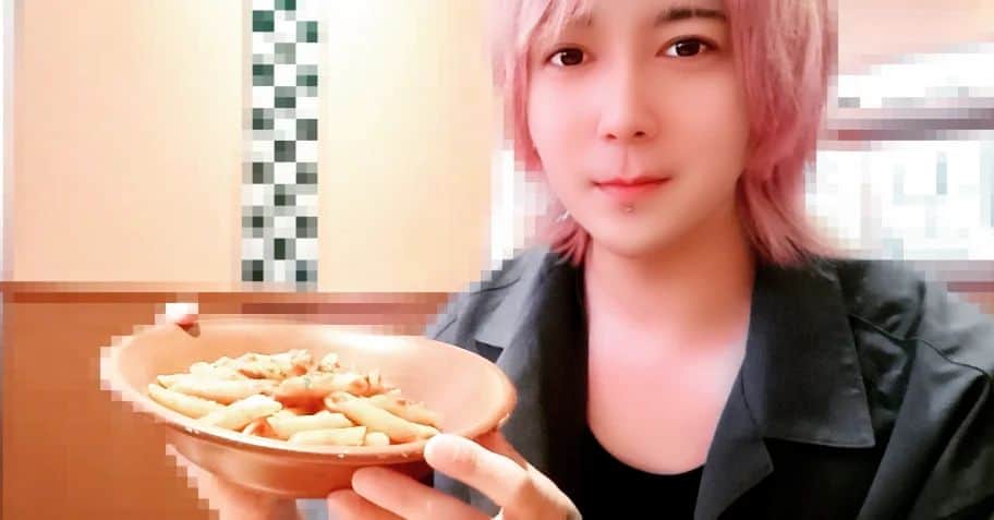 塩原康孝のインスタグラム：「ペンネ穴あいてるから実質0カロリーてことでおけ？」