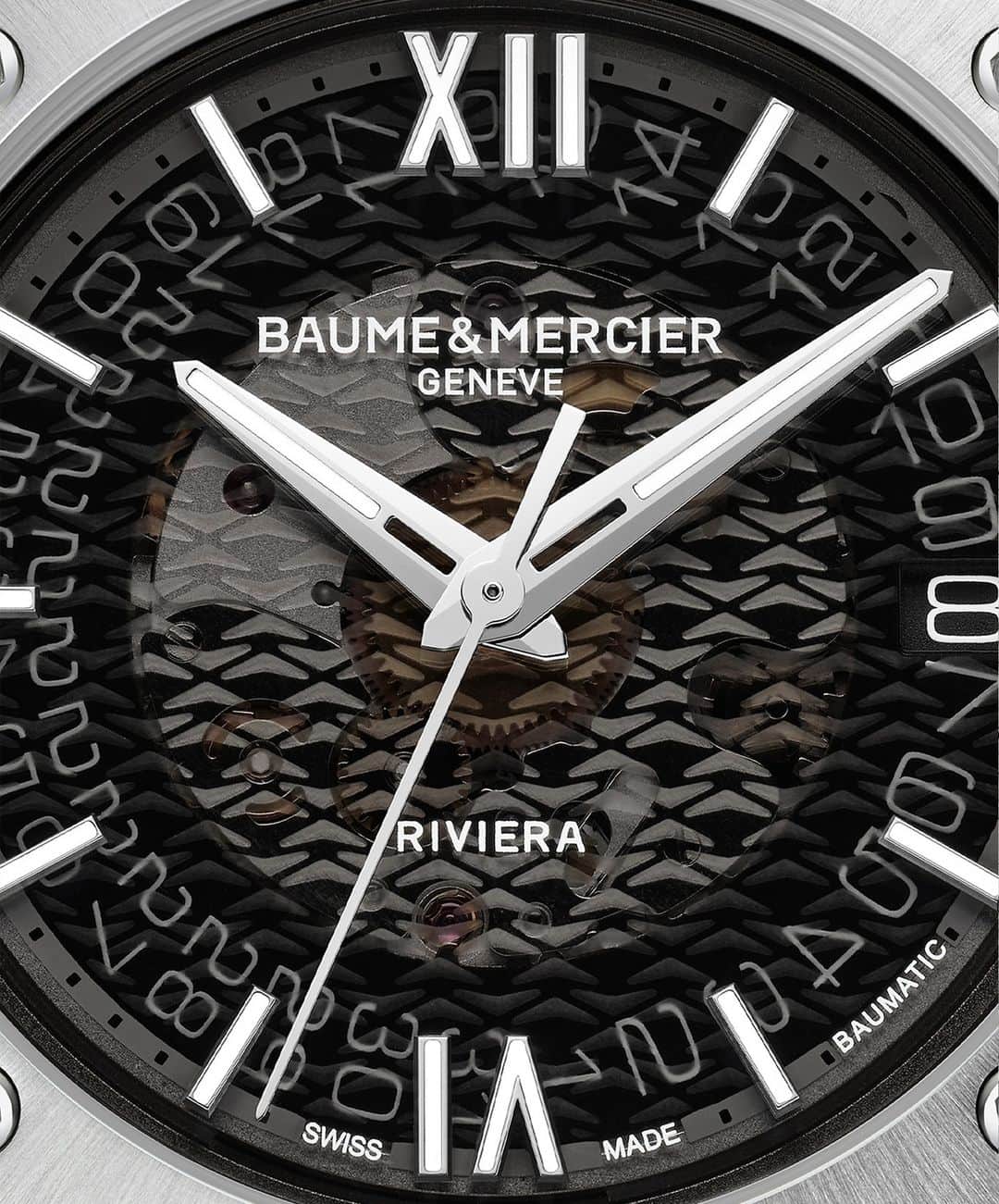 ボーンメルシーのインスタグラム：「Thanks to the Super Luminova covering on the indexes and hands, you can see your Riviera 39mm in pitch dark and go for an adventure day or night. -- Riviera Baumatic 10715 39 mm, Baumatic Manufacture movement, Stainless steel case, Smoked grey sapphire crystal dial, Date aperture at 3 o'clock, 5 days Power Reserve, Chronometric precision, Antimagnetic to 1500 Gauss, Fast Strap technology - Interchangeable strap system.  Eligible for an 8-year warranty -- #BaumeetMercier #ShapingTime #Riviera #Since73 #WatchCollector #Horology #DailyWatch #Watches #Watch #SwissMade #WatchOfTheDay #WatchesOfInstagram #WatchLover #WatchAddict #WristWatch #InstaWatch #InstaWatches」
